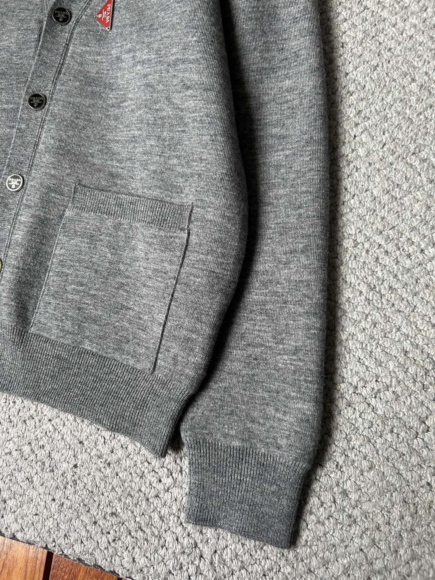 古‘’2025秋冬男士开衫外套 整衣定制定染含羊毛棉纱线，手感柔软质地亲肤，精细针织，上等品质大厂生产，