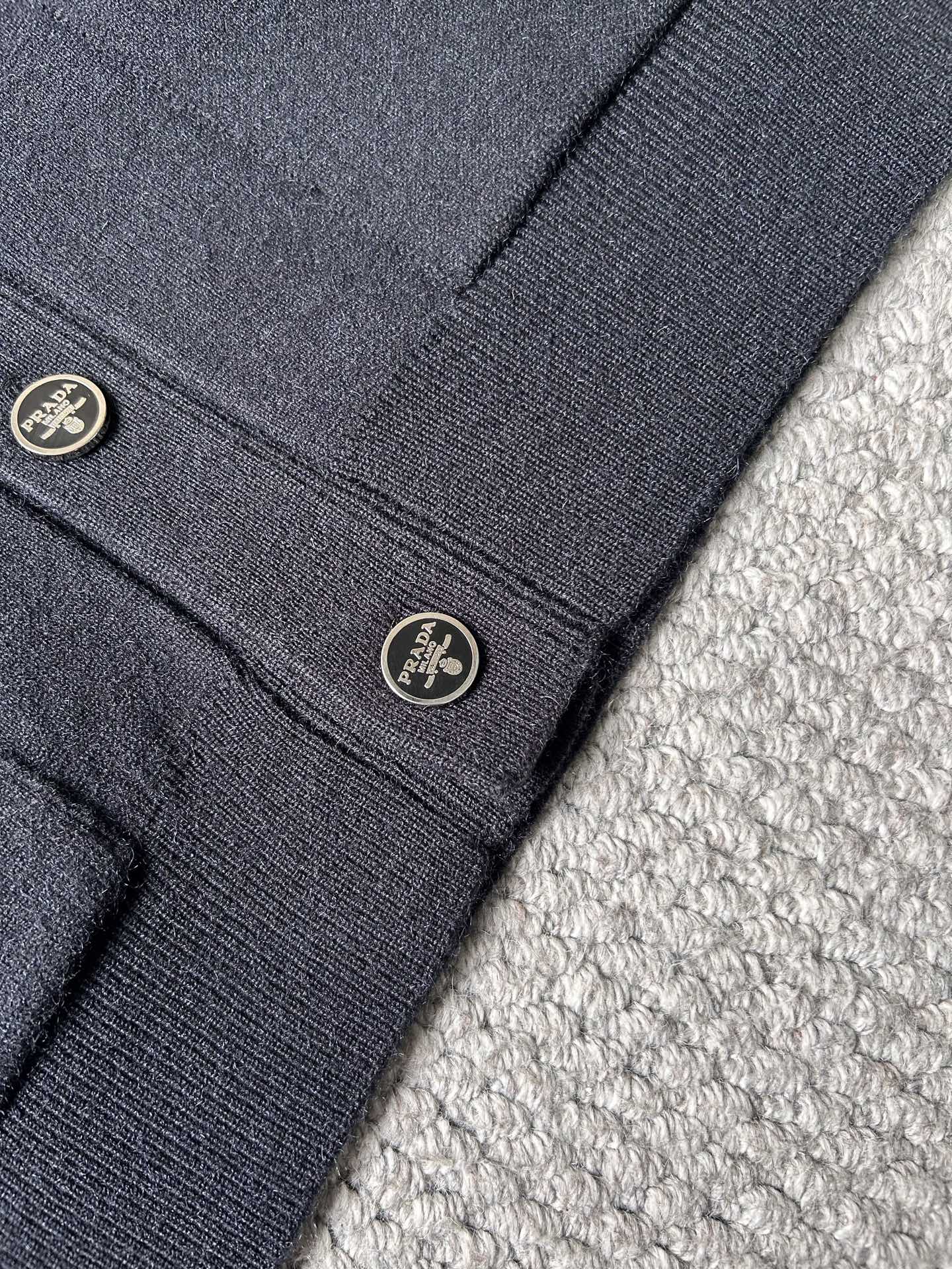 古‘’2025秋冬男士开衫外套 整衣定制定染含羊毛棉纱线，手感柔软质地亲肤，精细针织，上等品质大厂生产，