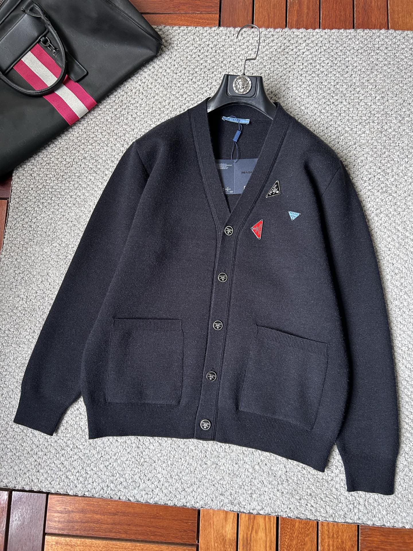 古‘’2025秋冬男士开衫外套 整衣定制定染含羊毛棉纱线，手感柔软质地亲肤，精细针织，上等品质大厂生产，