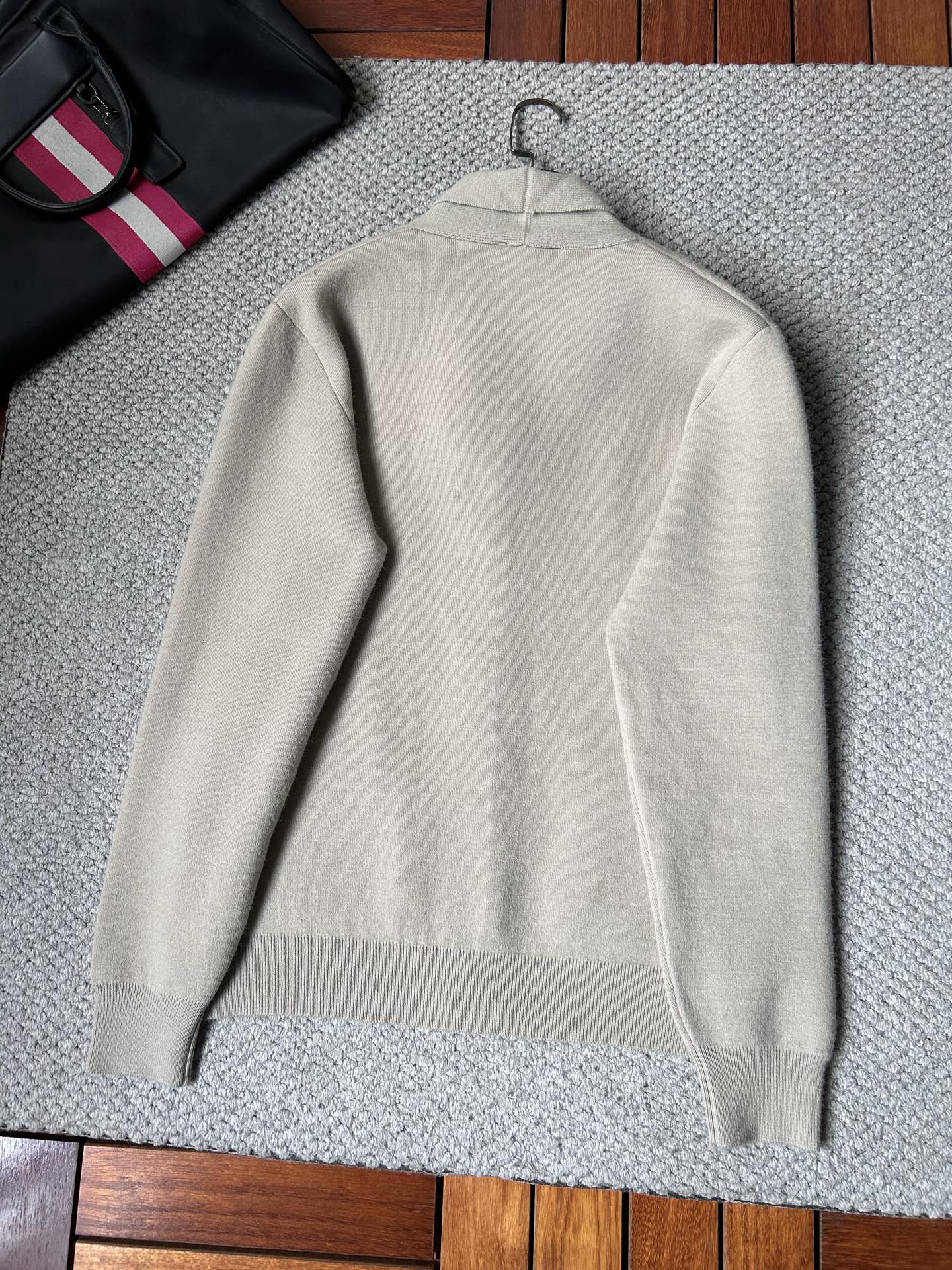 杰尼‘’2025秋冬男士开衫外套 整衣定制定染含羊毛棉纱线，手感柔软质地亲肤，精细针织，上等品质大厂生产