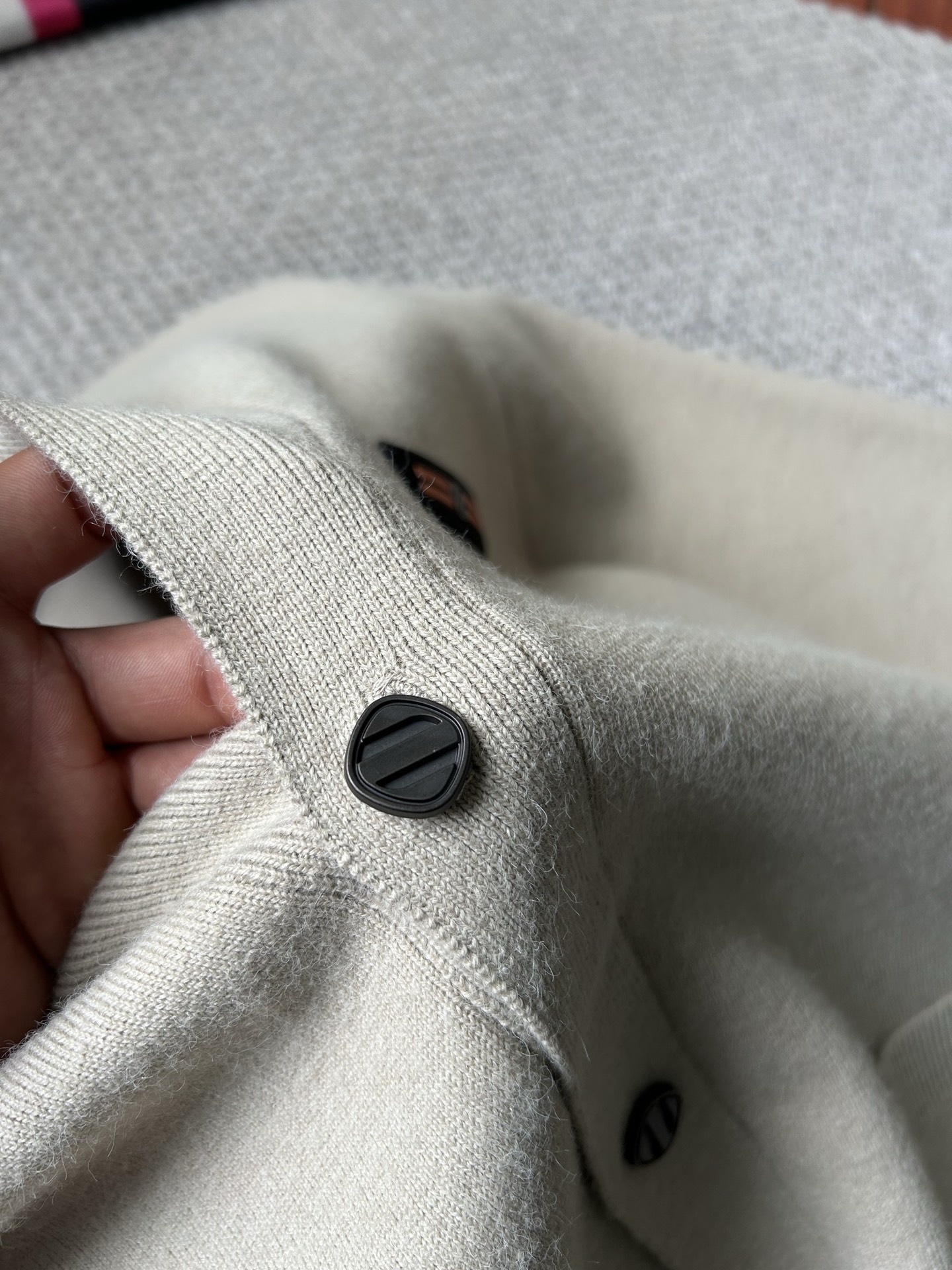 杰尼‘’2025秋冬男士开衫外套 整衣定制定染含羊毛棉纱线，手感柔软质地亲肤，精细针织，上等品质大厂生产