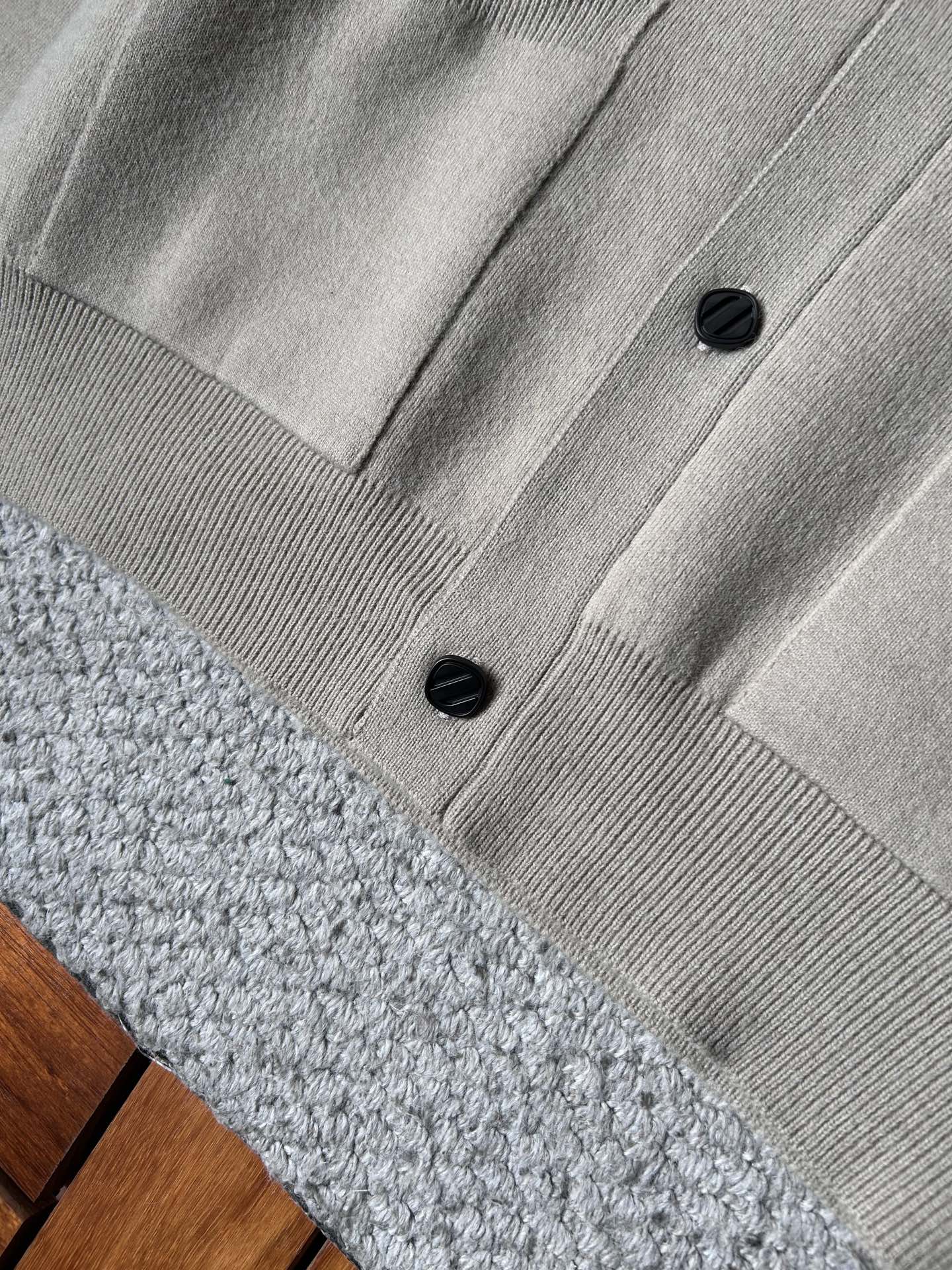 杰尼‘’2025秋冬男士开衫外套 整衣定制定染含羊毛棉纱线，手感柔软质地亲肤，精细针织，上等品质大厂生产