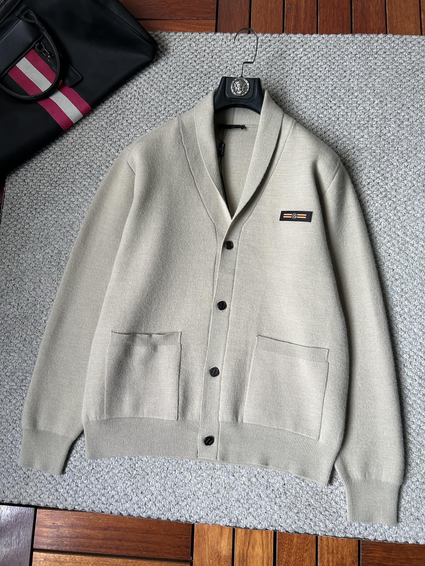 杰尼‘’2025秋冬男士开衫外套 整衣定制定染含羊毛棉纱线，手感柔软质地亲肤，精细针织，上等品质大厂生产