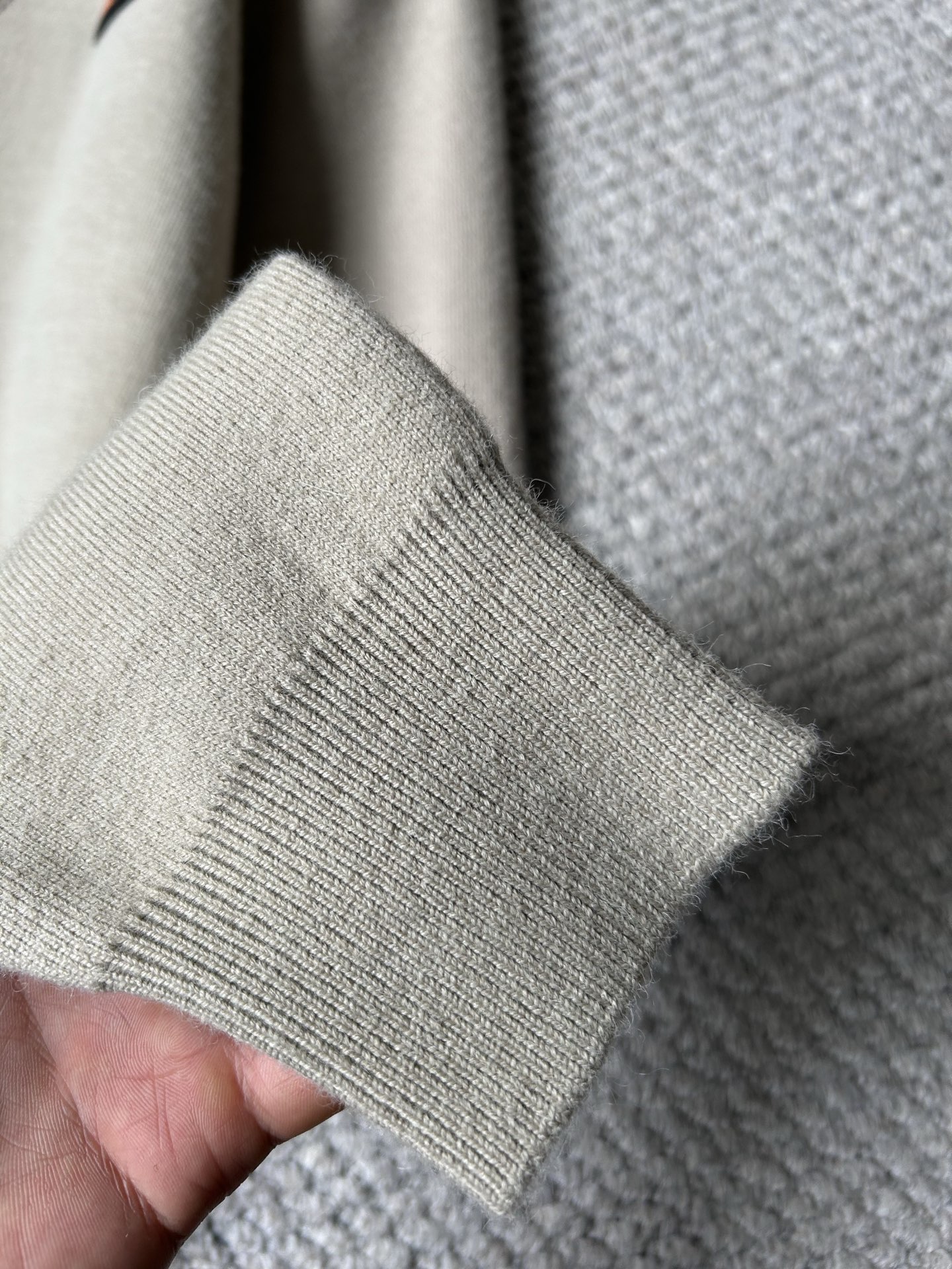 杰尼‘’2025秋冬男士开衫外套 整衣定制定染含羊毛棉纱线，手感柔软质地亲肤，精细针织，上等品质大厂生产