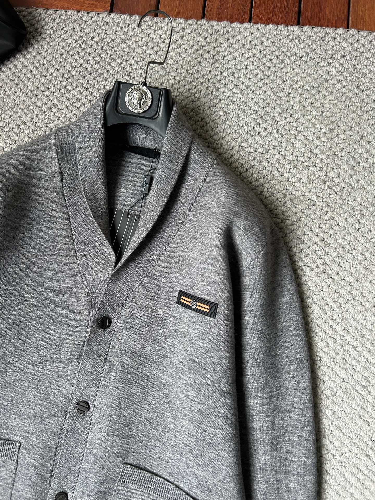 杰尼‘’2025秋冬男士开衫外套 整衣定制定染含羊毛棉纱线，手感柔软质地亲肤，精细针织，上等品质大厂生产