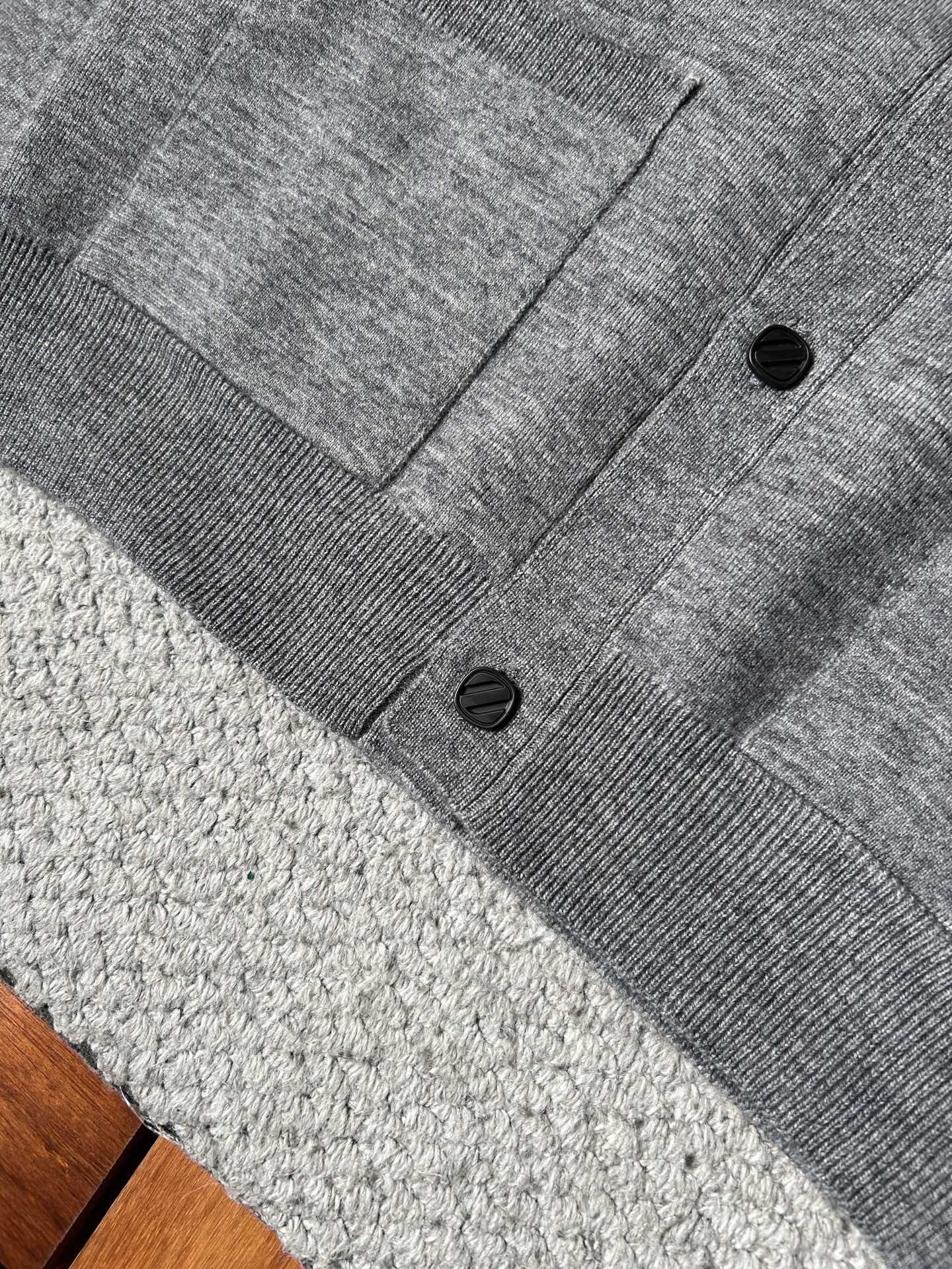 杰尼‘’2025秋冬男士开衫外套 整衣定制定染含羊毛棉纱线，手感柔软质地亲肤，精细针织，上等品质大厂生产