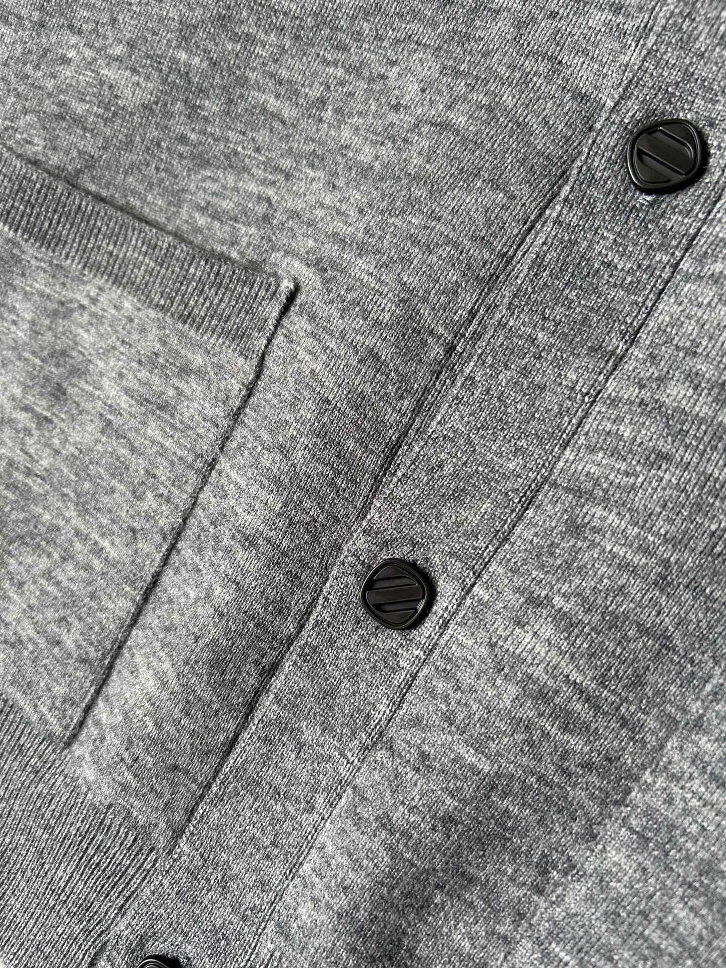 杰尼‘’2025秋冬男士开衫外套 整衣定制定染含羊毛棉纱线，手感柔软质地亲肤，精细针织，上等品质大厂生产