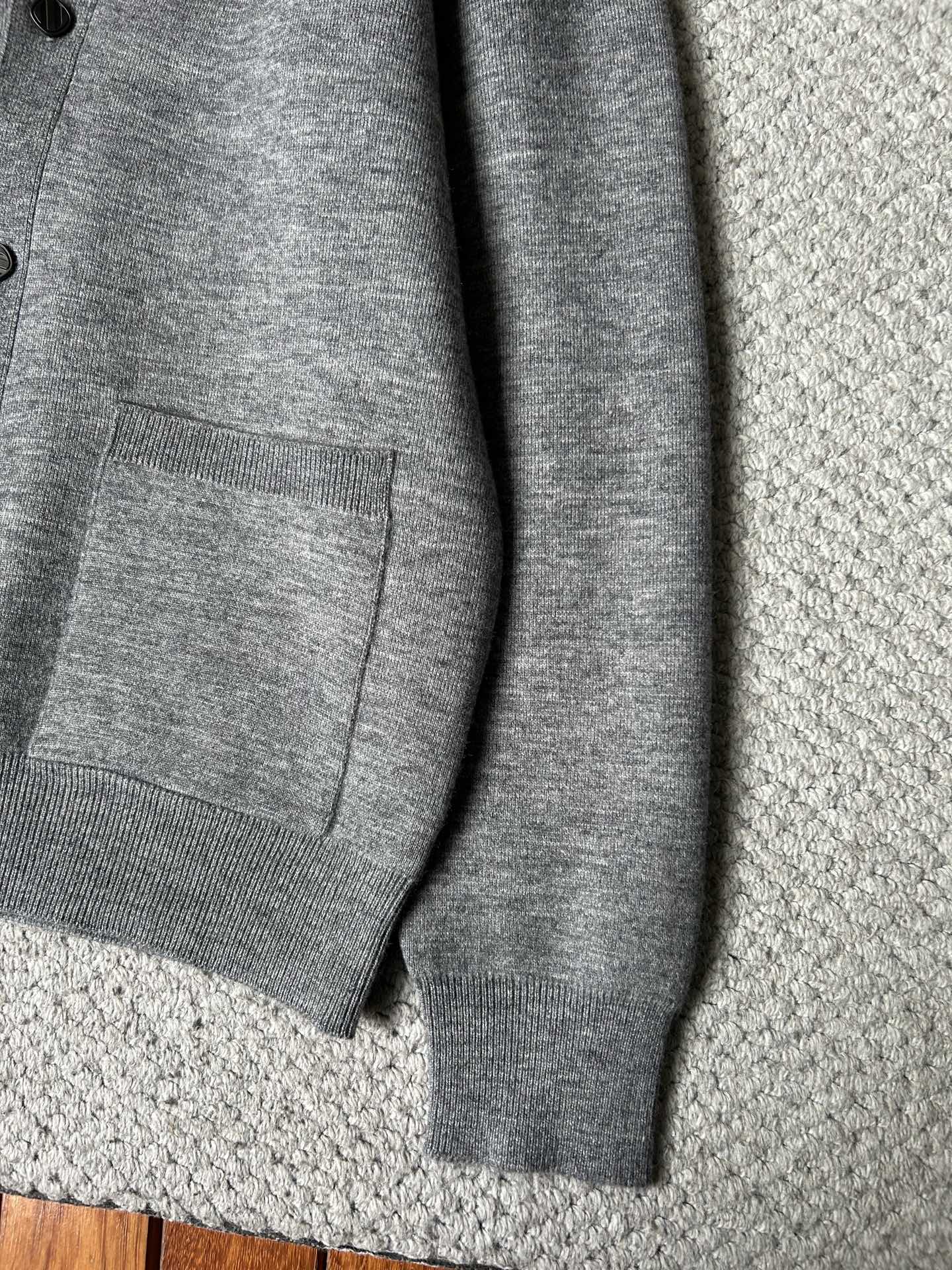 杰尼‘’2025秋冬男士开衫外套 整衣定制定染含羊毛棉纱线，手感柔软质地亲肤，精细针织，上等品质大厂生产