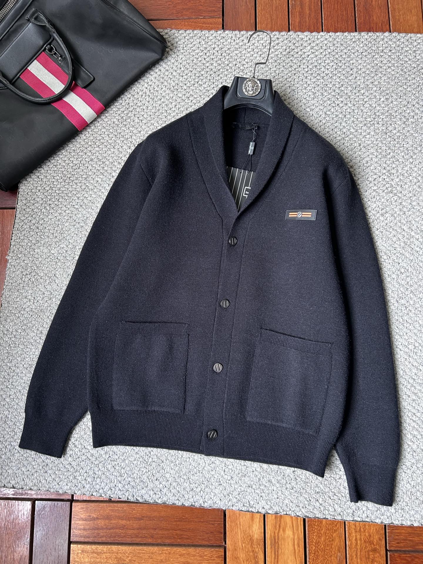 杰尼‘’2025秋冬男士开衫外套 整衣定制定染含羊毛棉纱线，手感柔软质地亲肤，精细针织，上等品质大厂生产