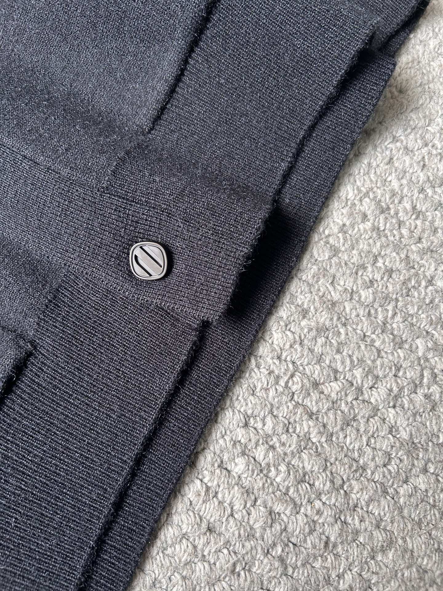 杰尼‘’2025秋冬男士开衫外套 整衣定制定染含羊毛棉纱线，手感柔软质地亲肤，精细针织，上等品质大厂生产