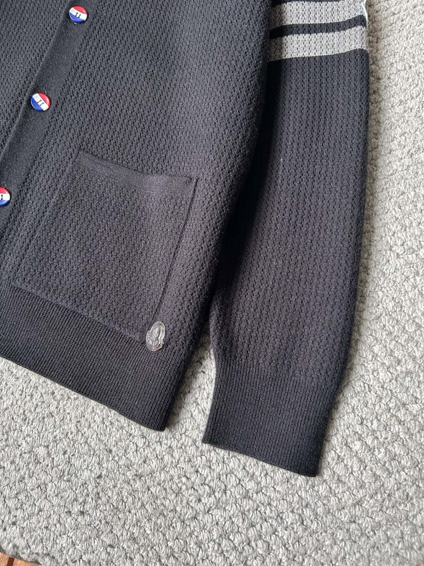 蒙‘’2025秋冬男士开衫外套 整衣定制定染含羊毛棉纱线，手感柔软质地亲肤，精细针织，上等品质大厂生产，