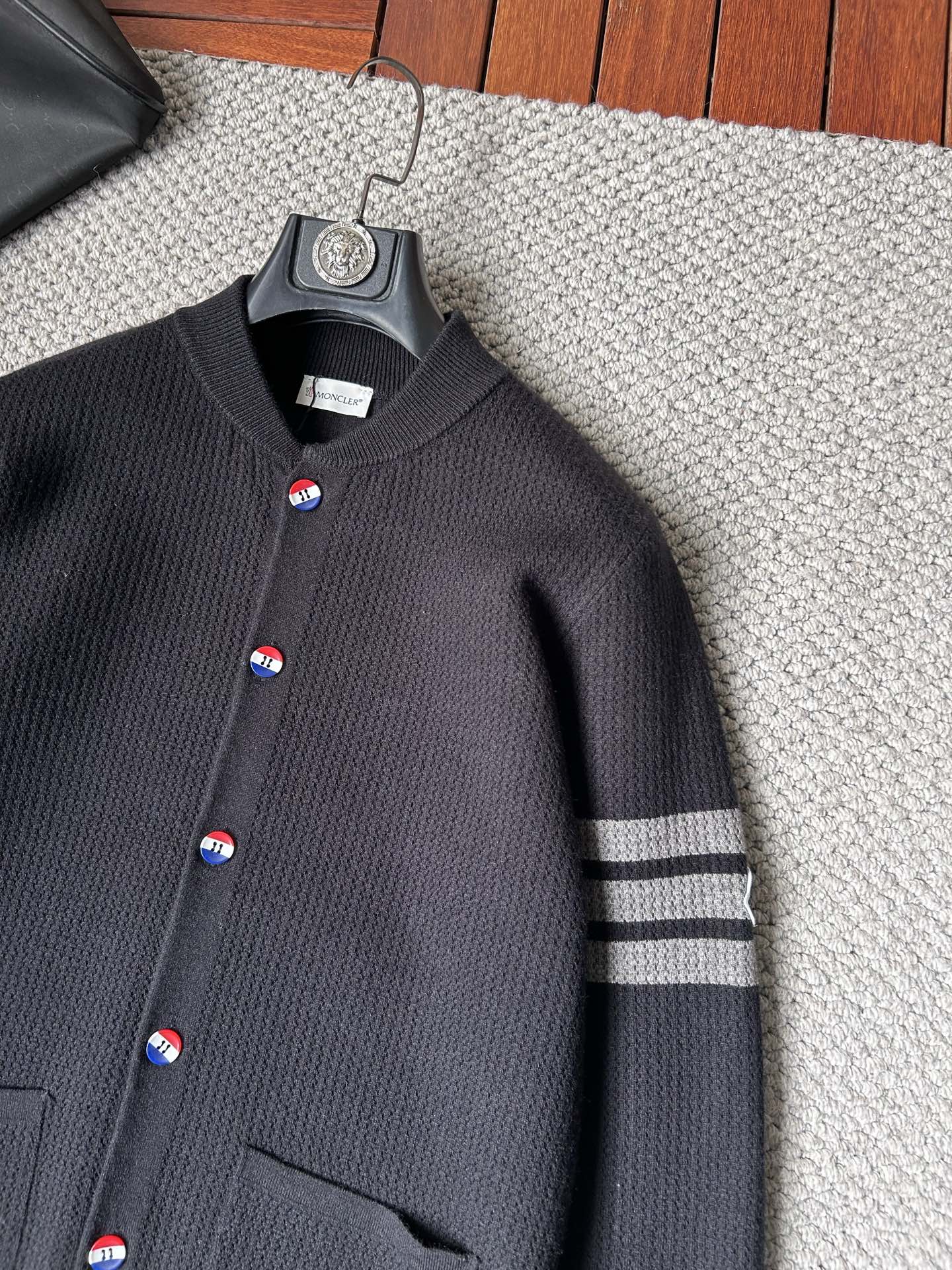 蒙‘’2025秋冬男士开衫外套 整衣定制定染含羊毛棉纱线，手感柔软质地亲肤，精细针织，上等品质大厂生产，