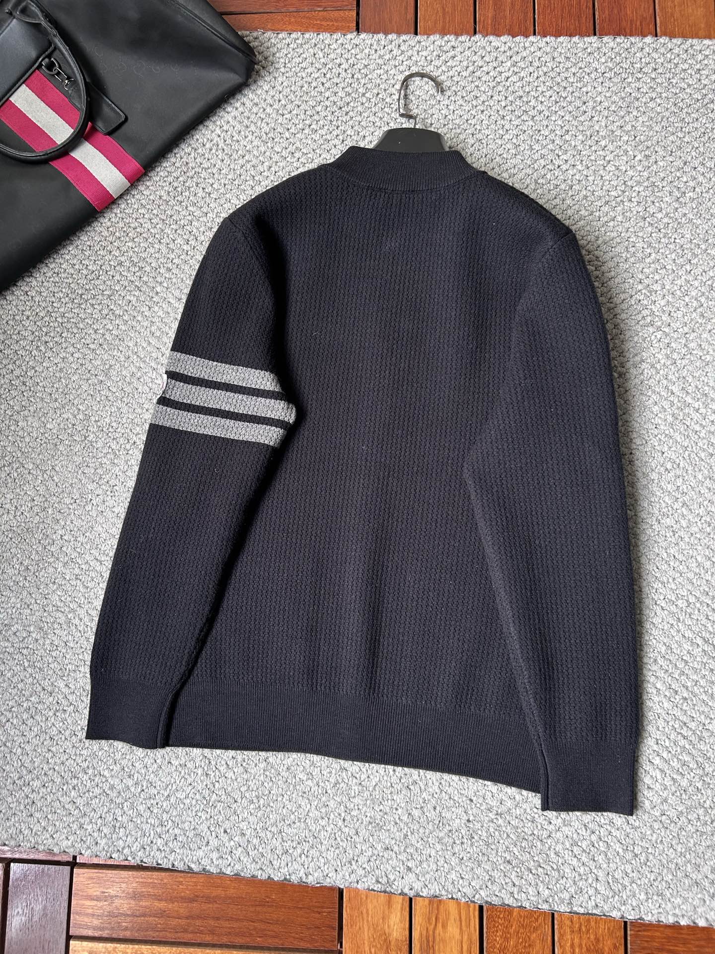 蒙‘’2025秋冬男士开衫外套 整衣定制定染含羊毛棉纱线，手感柔软质地亲肤，精细针织，上等品质大厂生产，