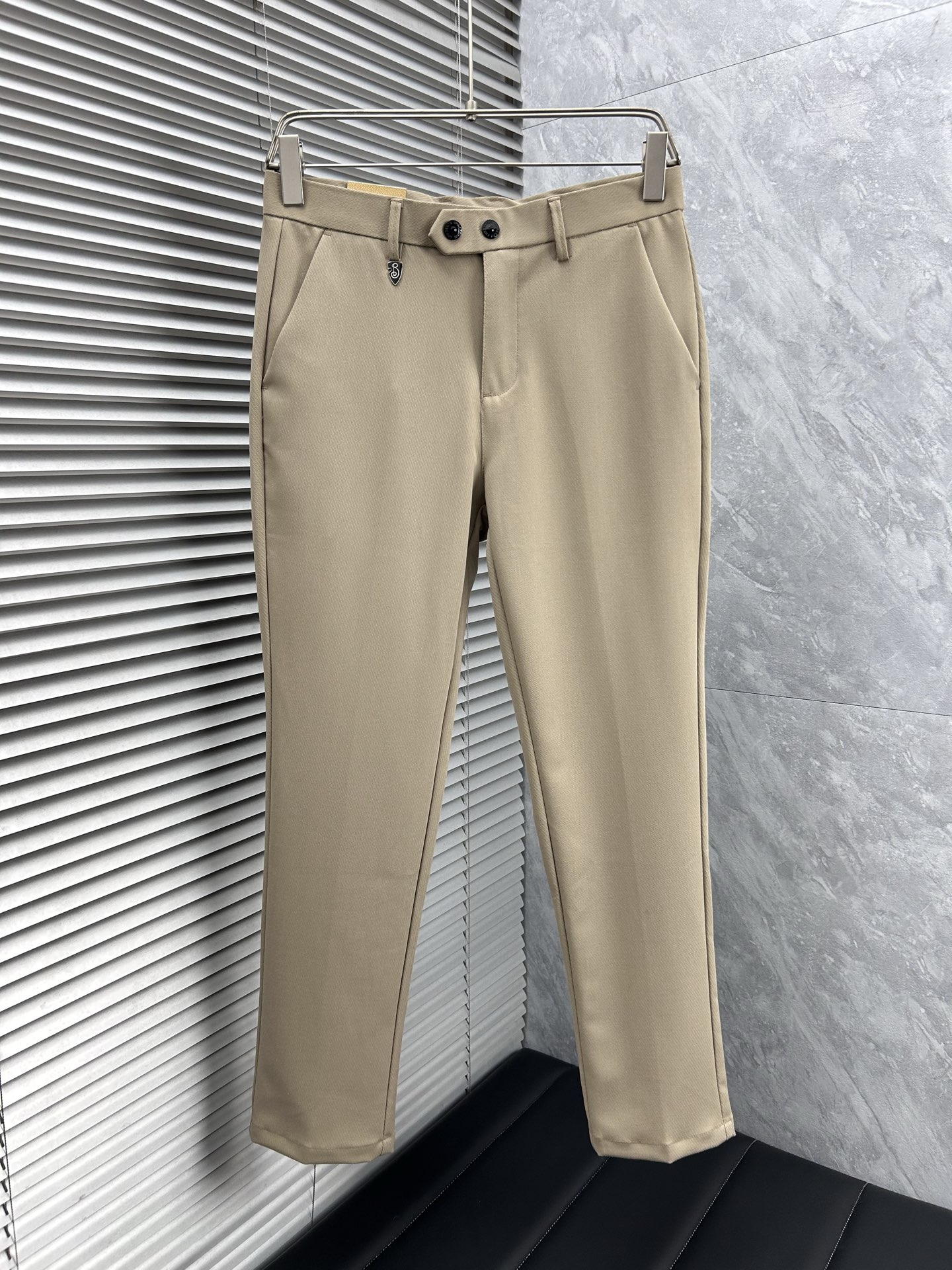 巴宝‘’休闲裤 西裤2025SS秋冬新款 高级定制裤子专用面料 定制原版五金 重工工艺打造 车工走线精细