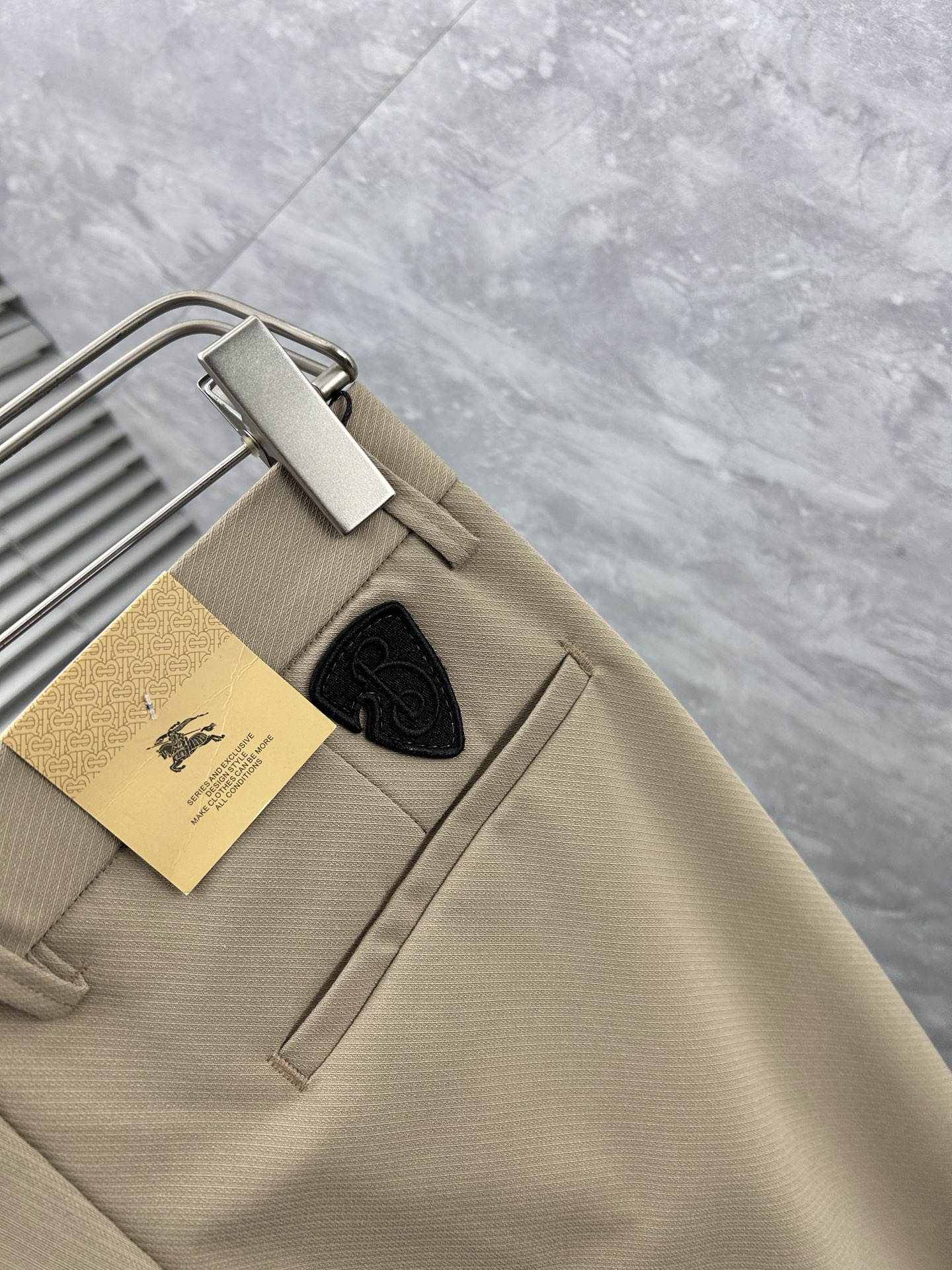 巴宝‘’休闲裤 西裤2025SS秋冬新款 高级定制裤子专用面料 定制原版五金 重工工艺打造 车工走线精细