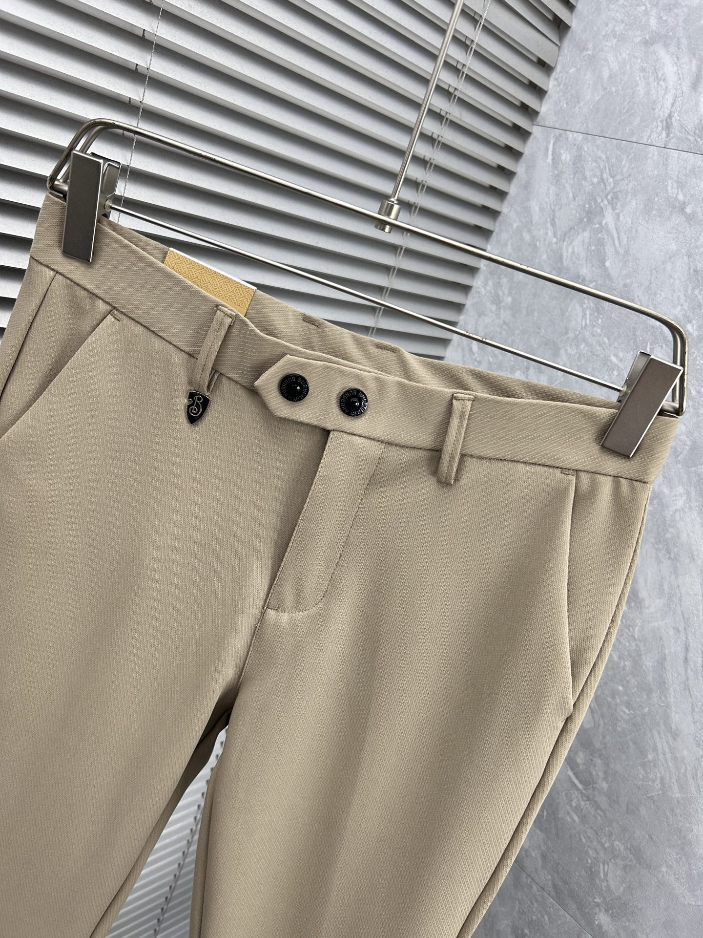 巴宝‘’休闲裤 西裤2025SS秋冬新款 高级定制裤子专用面料 定制原版五金 重工工艺打造 车工走线精细