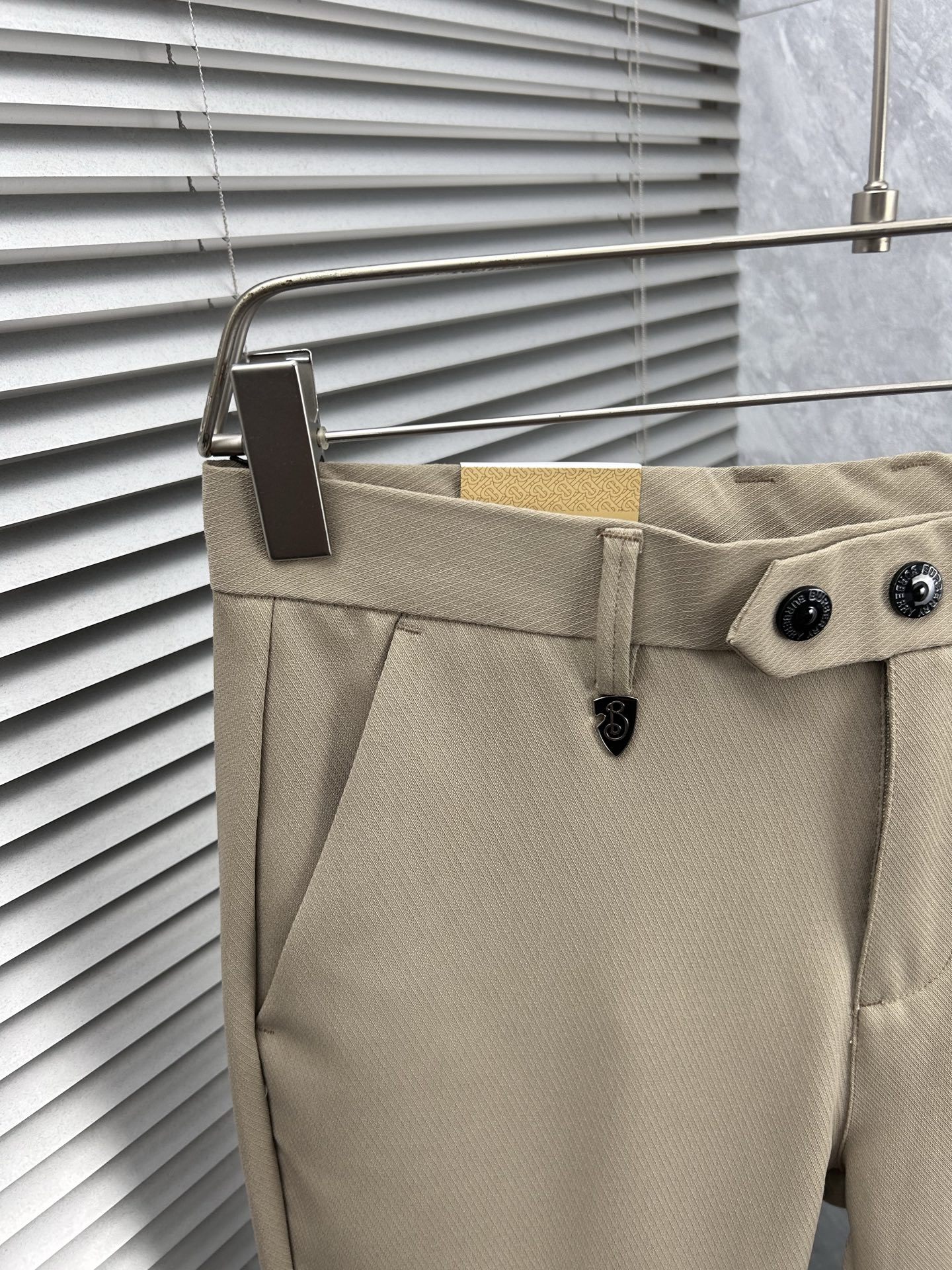 巴宝‘’休闲裤 西裤2025SS秋冬新款 高级定制裤子专用面料 定制原版五金 重工工艺打造 车工走线精细