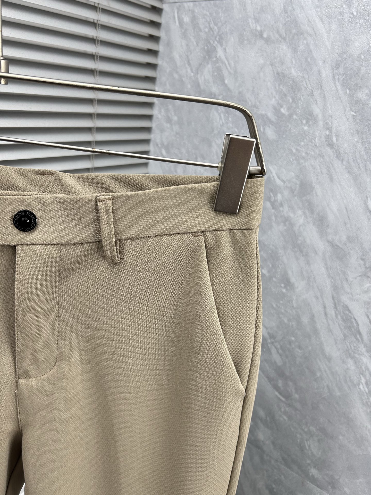 巴宝‘’休闲裤 西裤2025SS秋冬新款 高级定制裤子专用面料 定制原版五金 重工工艺打造 车工走线精细