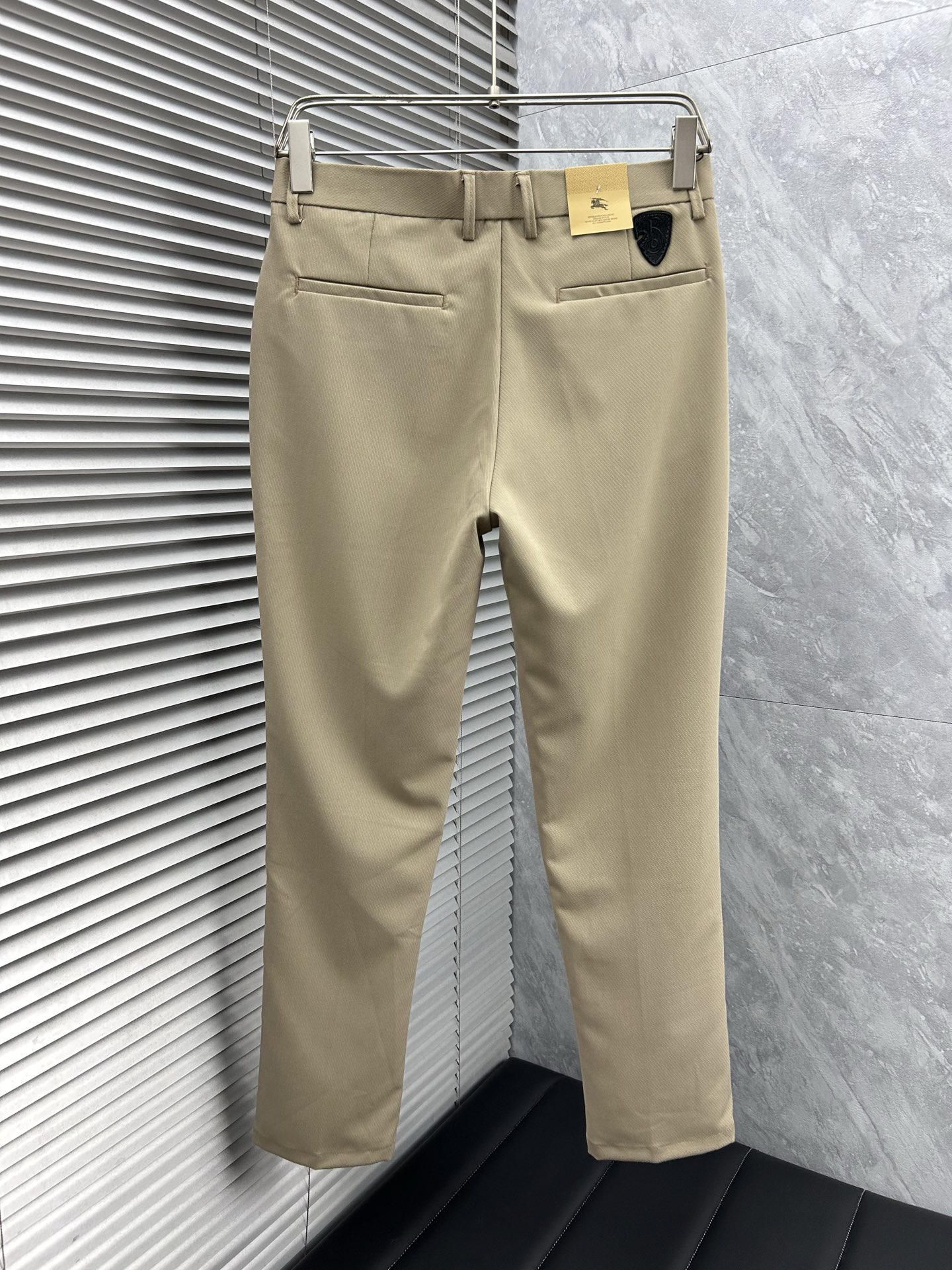 巴宝‘’休闲裤 西裤2025SS秋冬新款 高级定制裤子专用面料 定制原版五金 重工工艺打造 车工走线精细