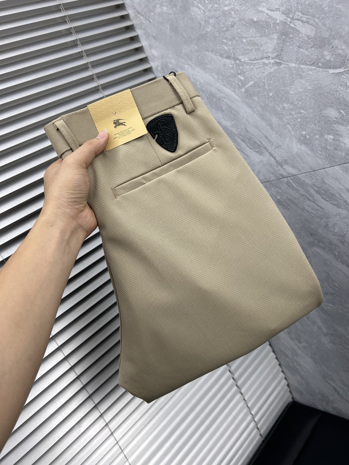 巴宝‘’休闲裤 西裤2025SS秋冬新款 高级定制裤子专用面料 定制原版五金 重工工艺打造 车工走线精细