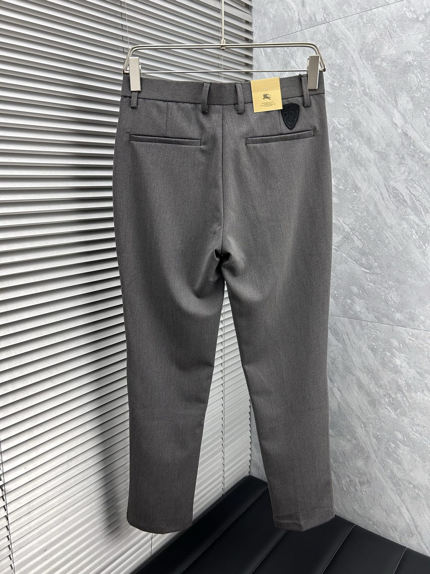 巴宝‘’休闲裤 西裤2025SS秋冬新款 高级定制裤子专用面料 定制原版五金 重工工艺打造 车工走线精细