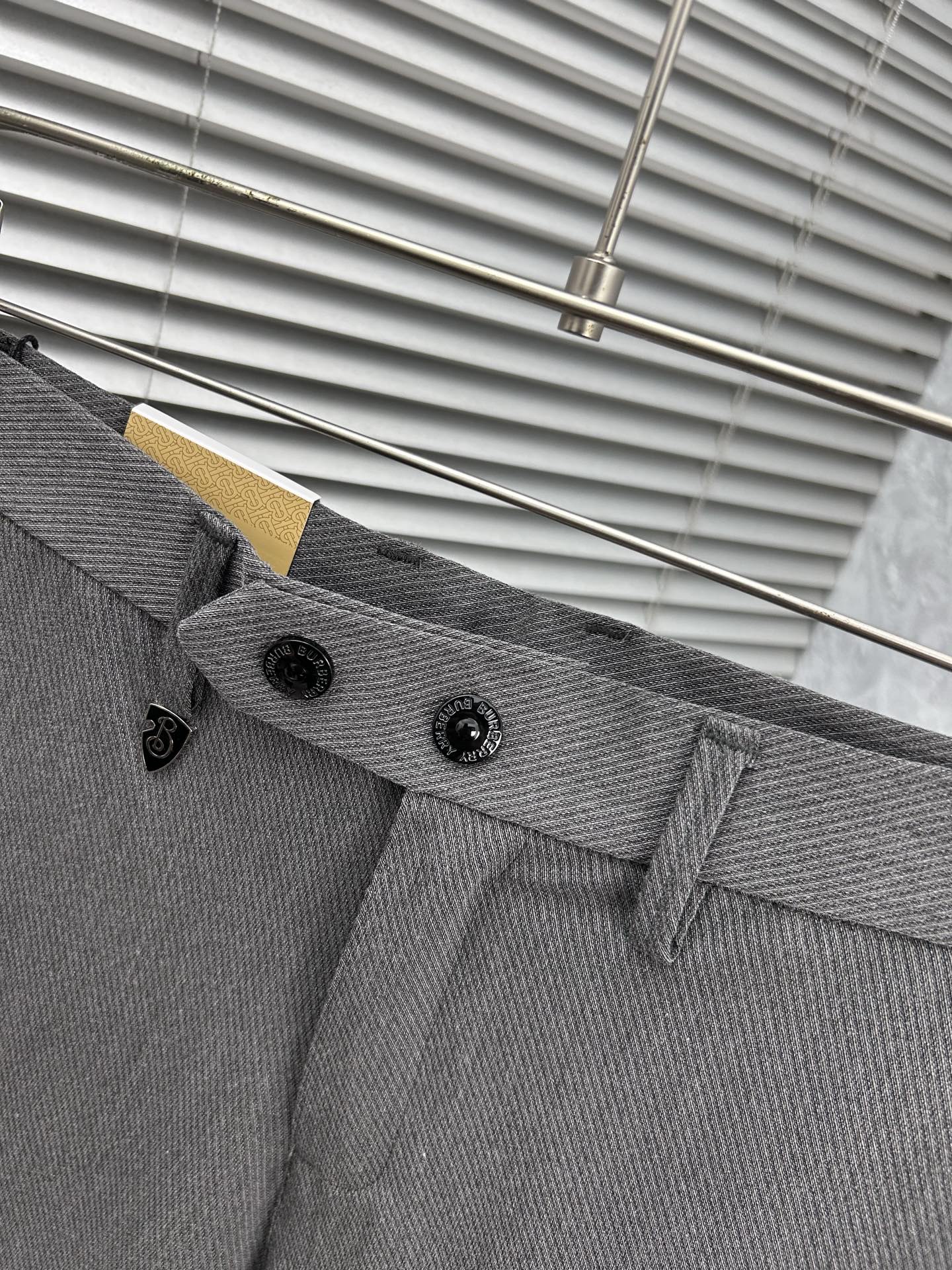 巴宝‘’休闲裤 西裤2025SS秋冬新款 高级定制裤子专用面料 定制原版五金 重工工艺打造 车工走线精细