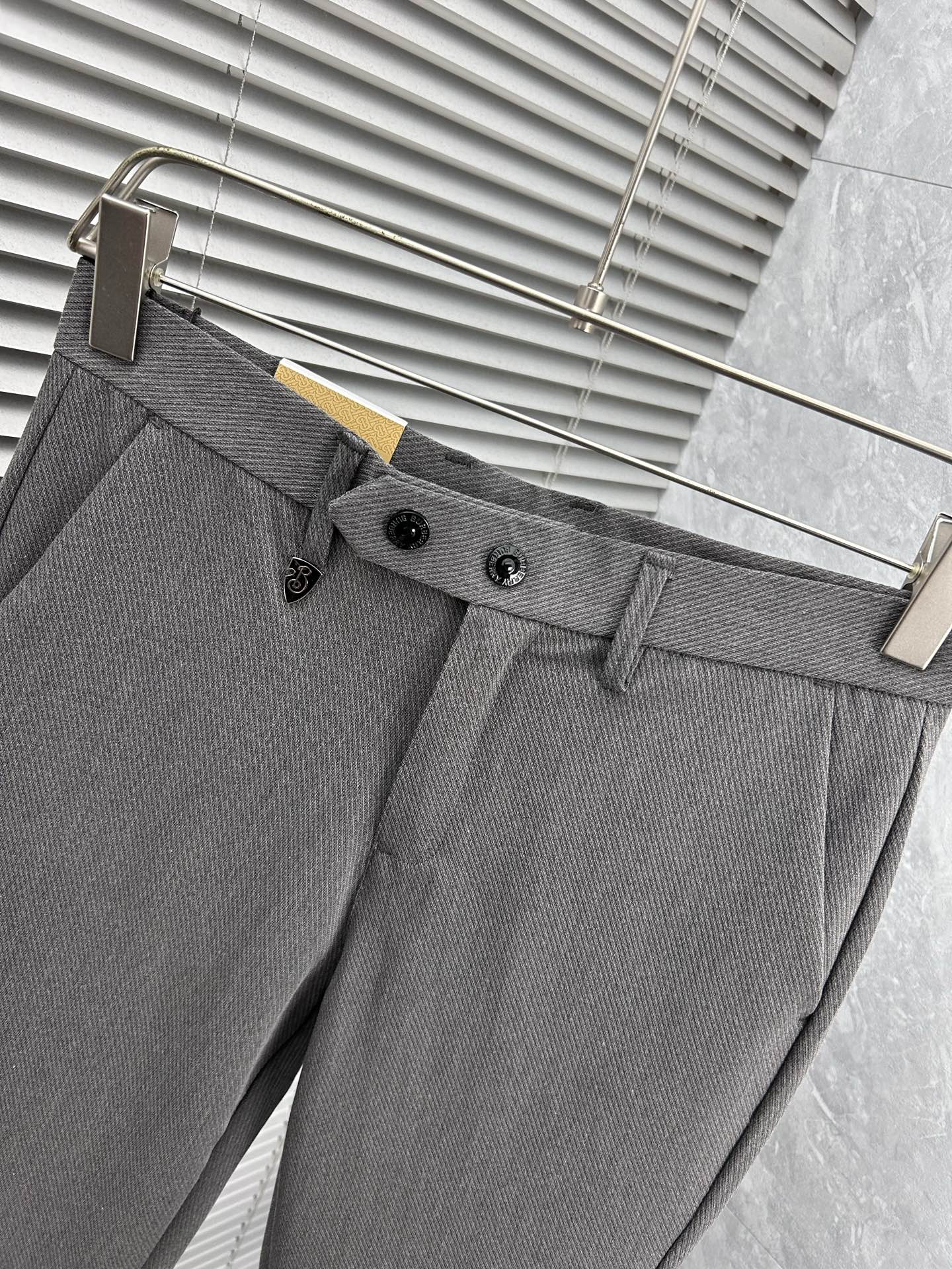 巴宝‘’休闲裤 西裤2025SS秋冬新款 高级定制裤子专用面料 定制原版五金 重工工艺打造 车工走线精细