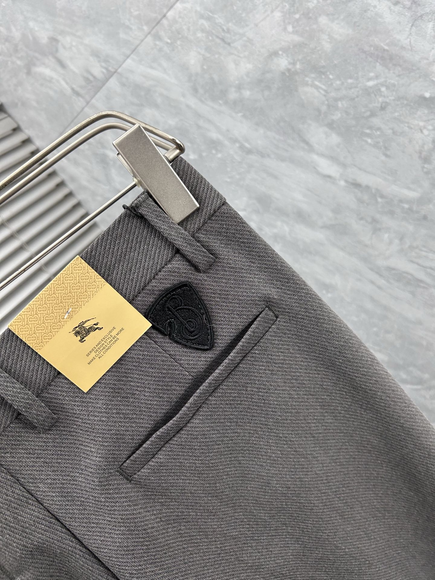 巴宝‘’休闲裤 西裤2025SS秋冬新款 高级定制裤子专用面料 定制原版五金 重工工艺打造 车工走线精细