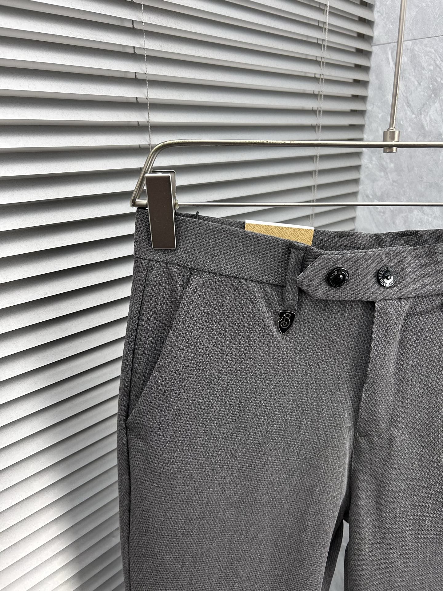 巴宝‘’休闲裤 西裤2025SS秋冬新款 高级定制裤子专用面料 定制原版五金 重工工艺打造 车工走线精细