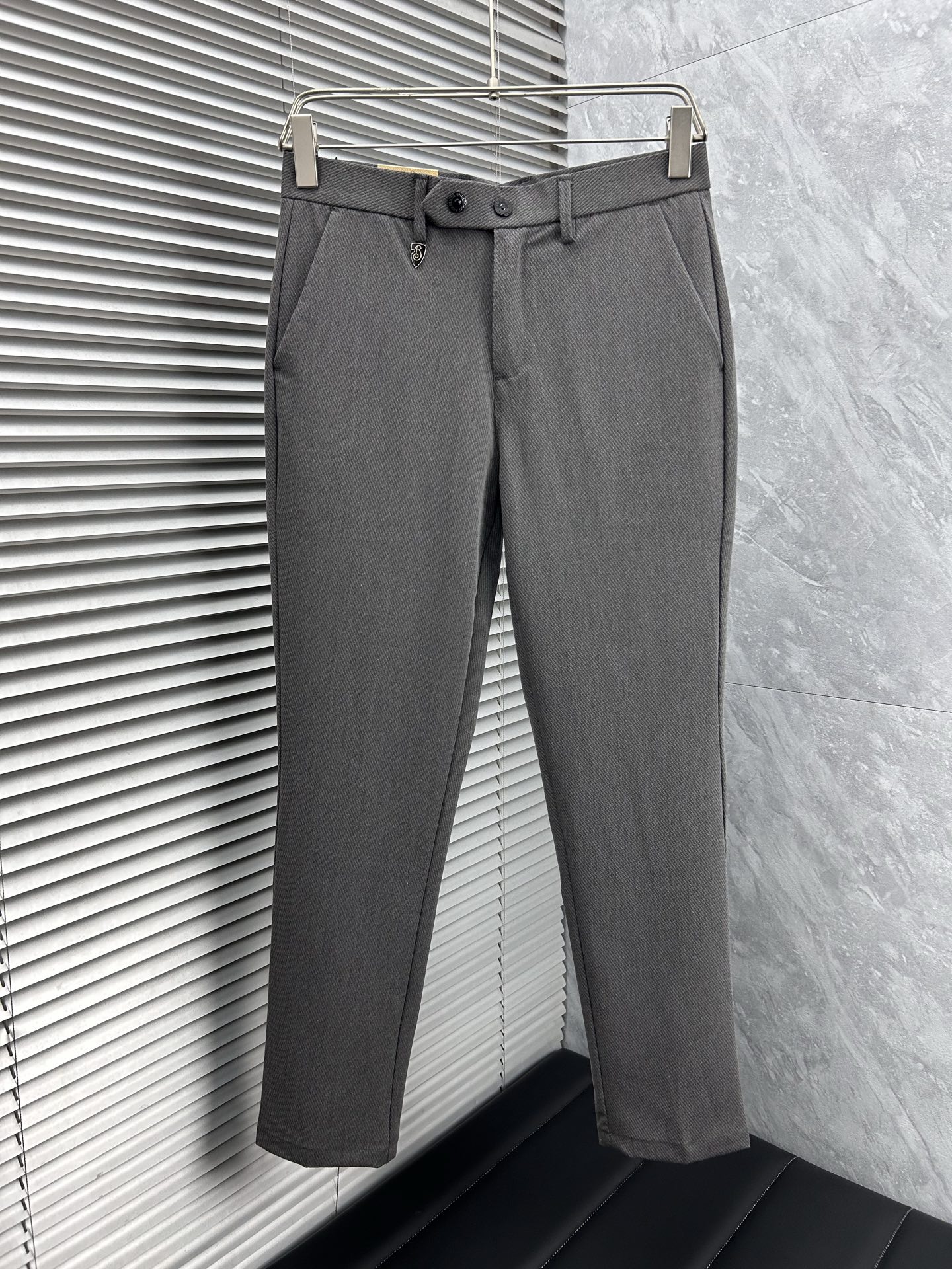 巴宝‘’休闲裤 西裤2025SS秋冬新款 高级定制裤子专用面料 定制原版五金 重工工艺打造 车工走线精细