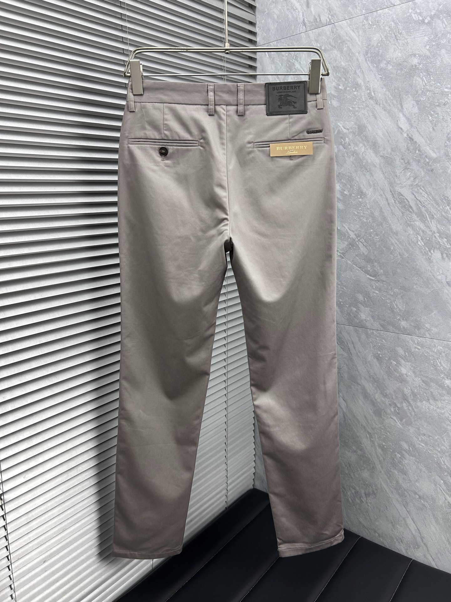 巴宝‘’休闲裤 西裤2025SS秋冬新款 高级定制裤子专用面料 定制原版五金 重工工艺打造 车工走线精细