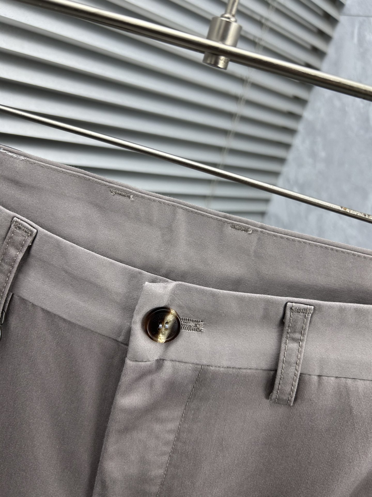 巴宝‘’休闲裤 西裤2025SS秋冬新款 高级定制裤子专用面料 定制原版五金 重工工艺打造 车工走线精细