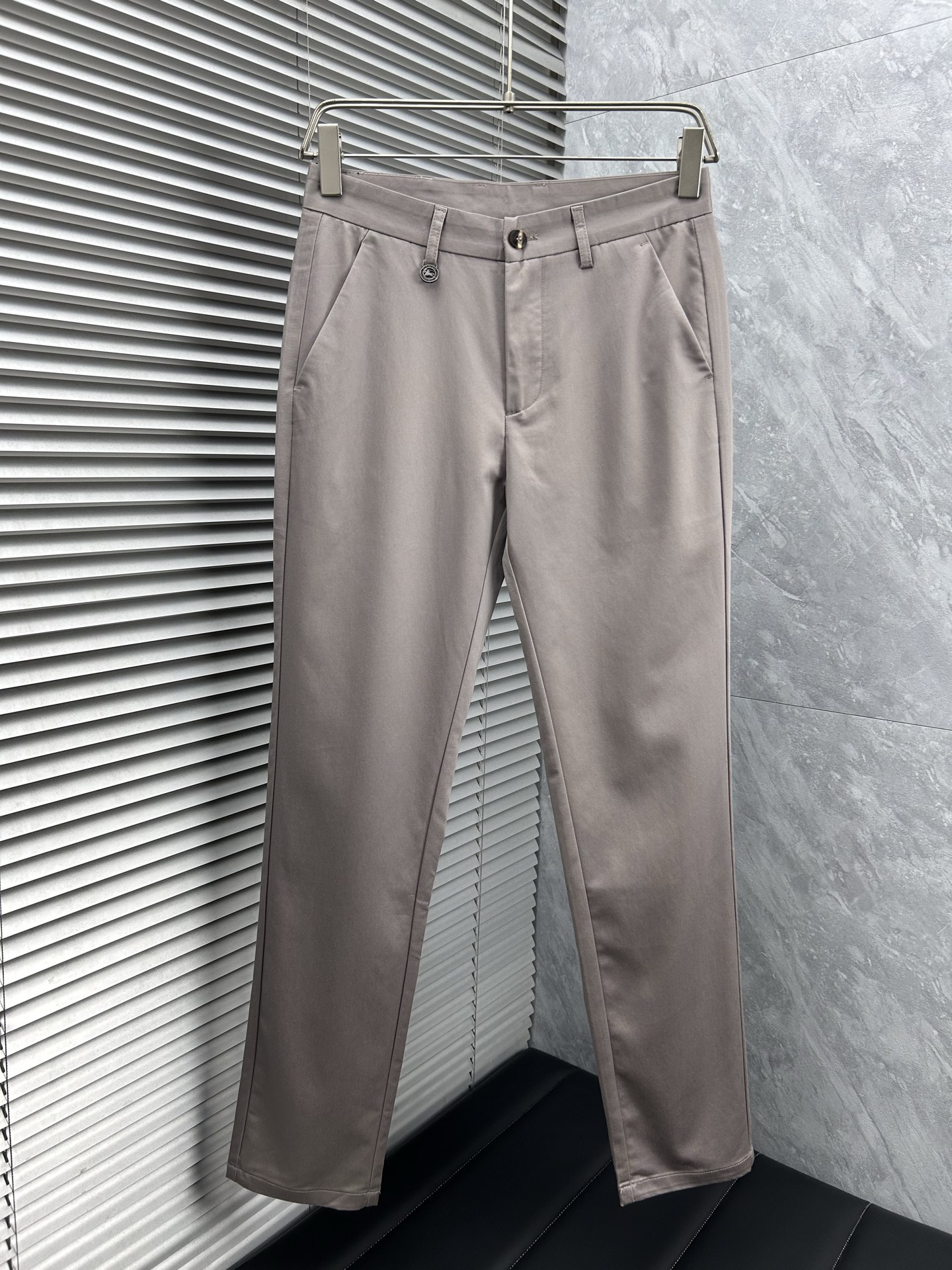 巴宝‘’休闲裤 西裤2025SS秋冬新款 高级定制裤子专用面料 定制原版五金 重工工艺打造 车工走线精细