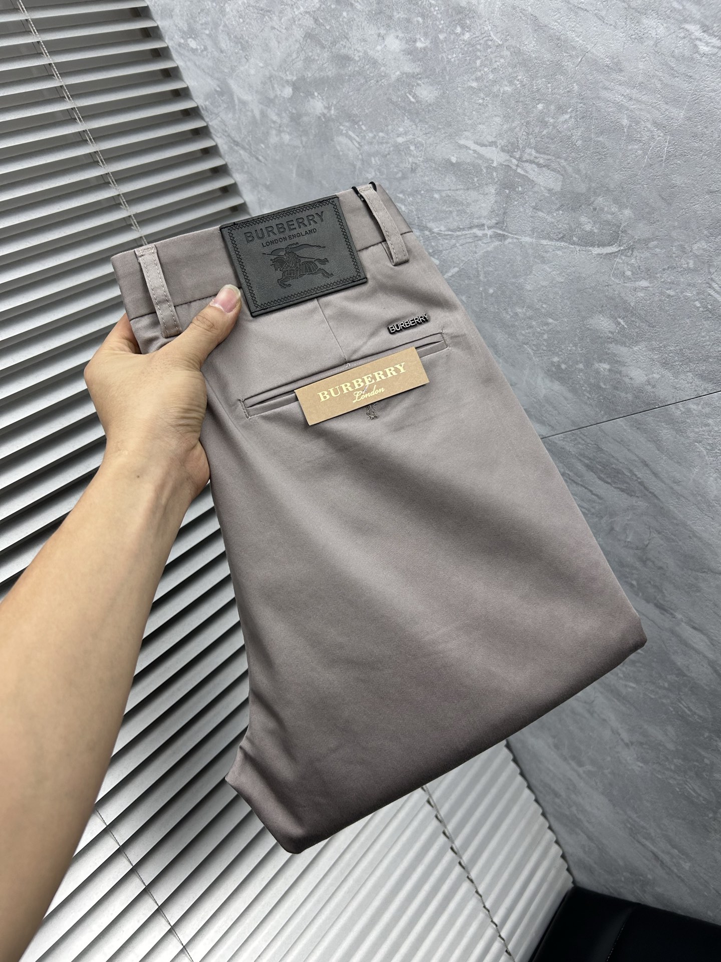 巴宝‘’休闲裤 西裤2025SS秋冬新款 高级定制裤子专用面料 定制原版五金 重工工艺打造 车工走线精细