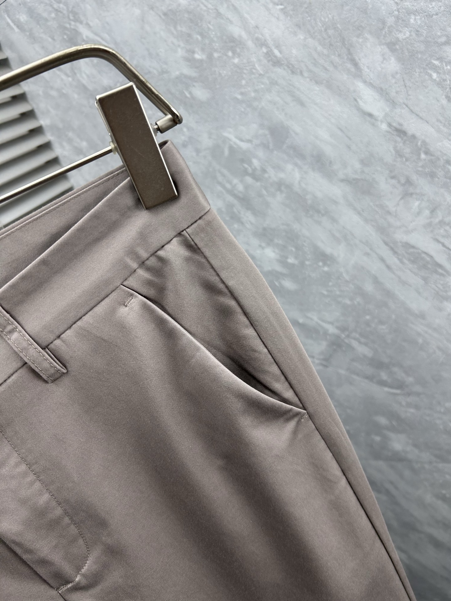 巴宝‘’休闲裤 西裤2025SS秋冬新款 高级定制裤子专用面料 定制原版五金 重工工艺打造 车工走线精细