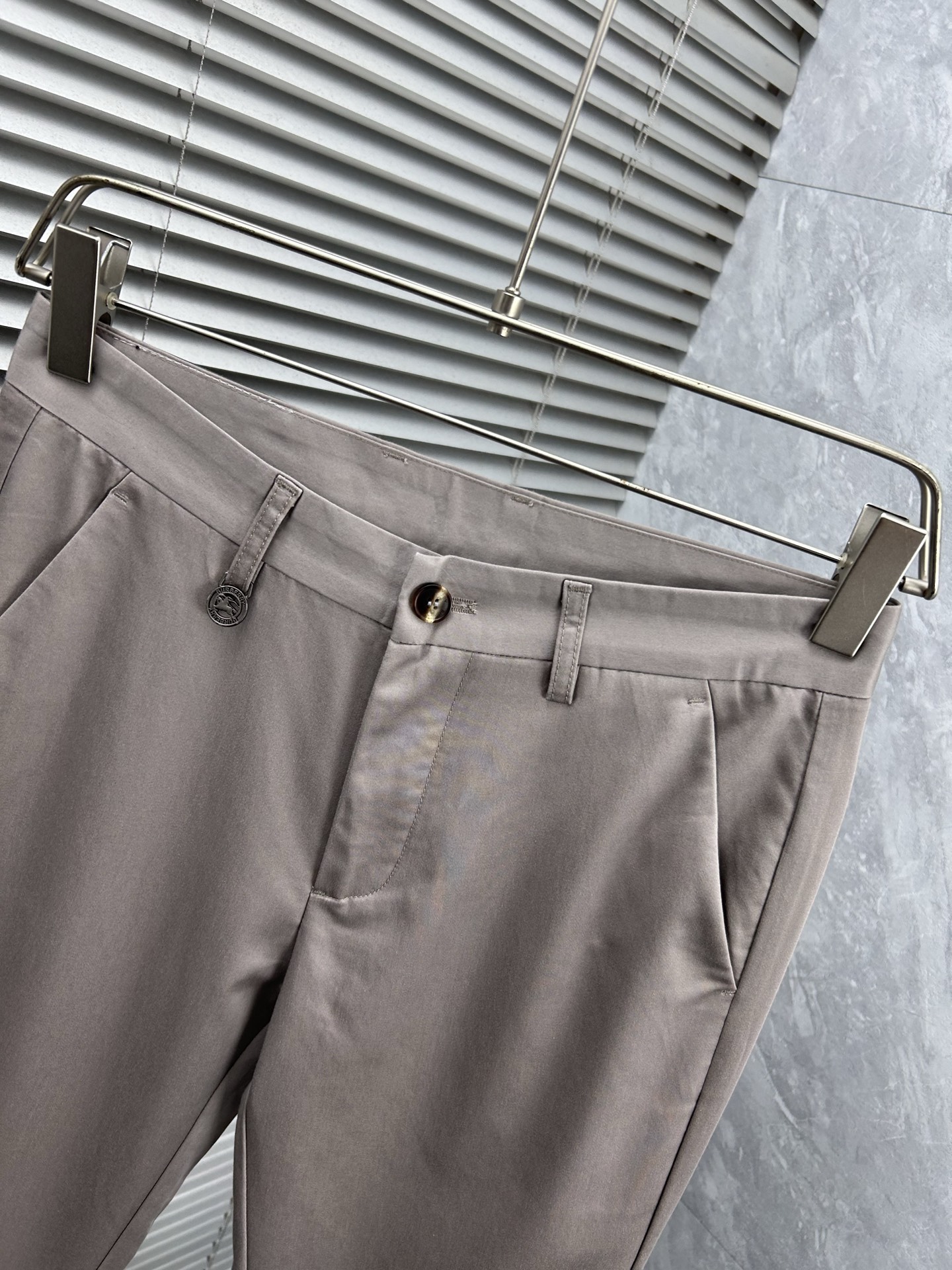 巴宝‘’休闲裤 西裤2025SS秋冬新款 高级定制裤子专用面料 定制原版五金 重工工艺打造 车工走线精细