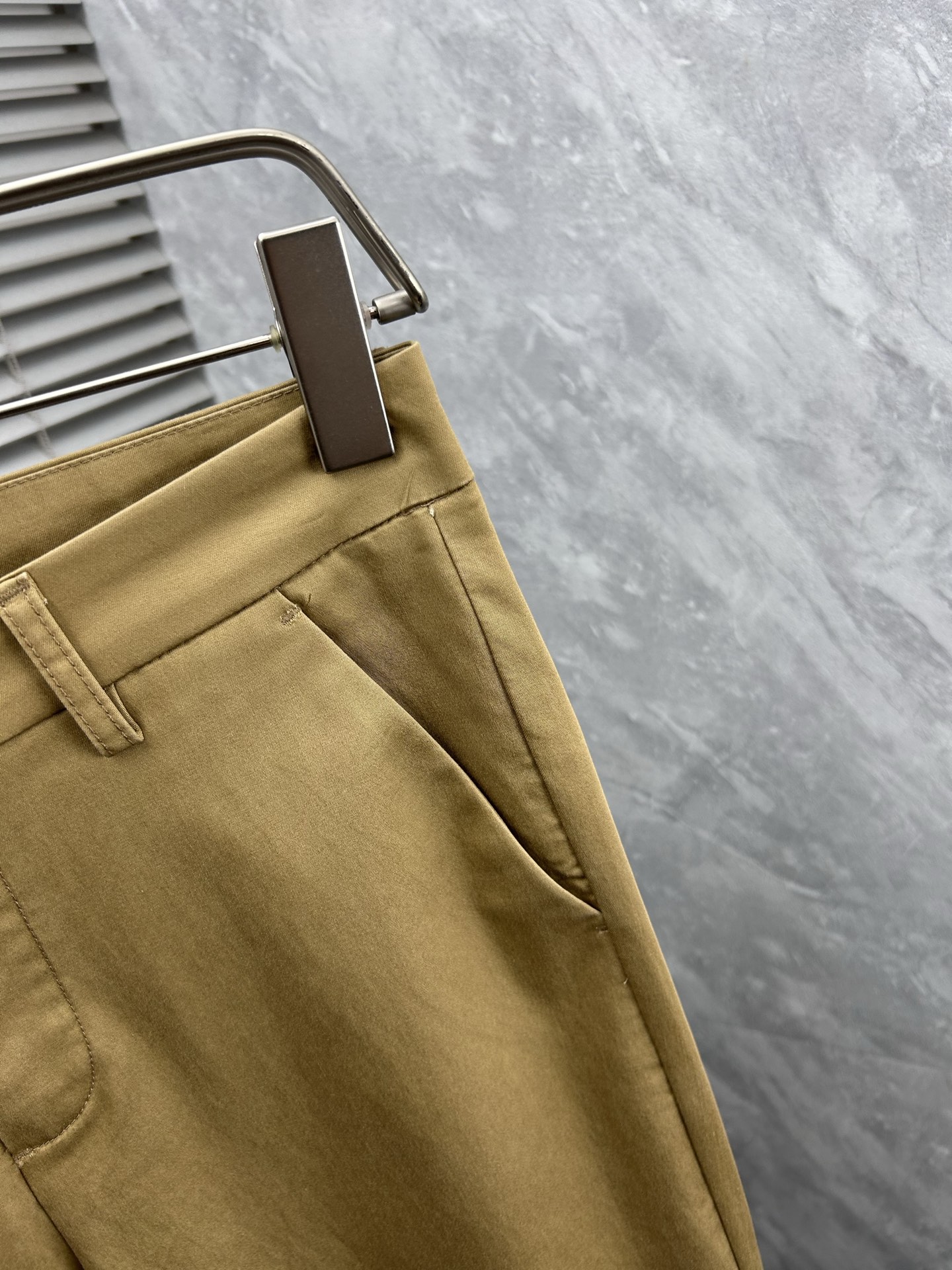 巴宝‘’休闲裤 西裤2025SS秋冬新款 高级定制裤子专用面料 定制原版五金 重工工艺打造 车工走线精细