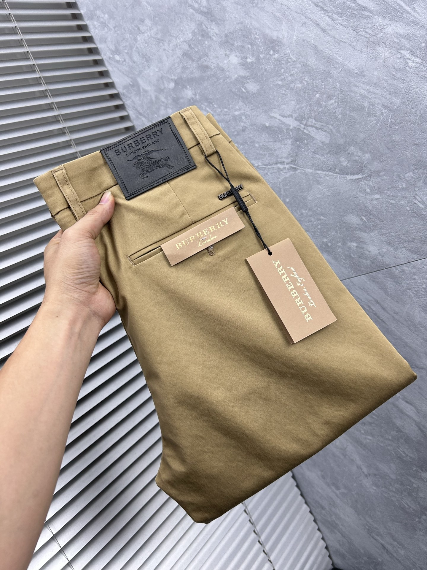 巴宝‘’休闲裤 西裤2025SS秋冬新款 高级定制裤子专用面料 定制原版五金 重工工艺打造 车工走线精细