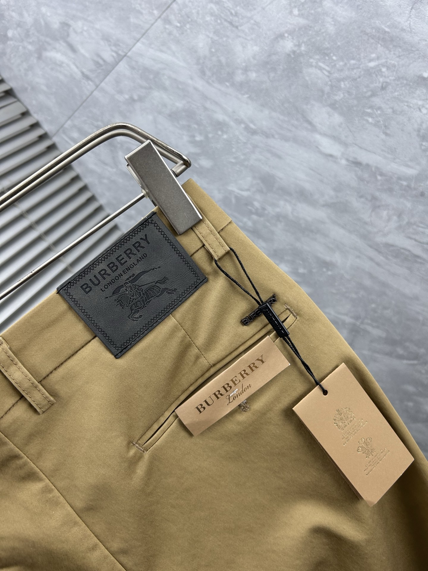 巴宝‘’休闲裤 西裤2025SS秋冬新款 高级定制裤子专用面料 定制原版五金 重工工艺打造 车工走线精细