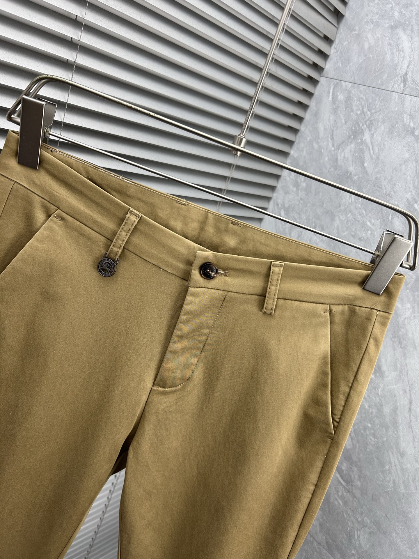 巴宝‘’休闲裤 西裤2025SS秋冬新款 高级定制裤子专用面料 定制原版五金 重工工艺打造 车工走线精细