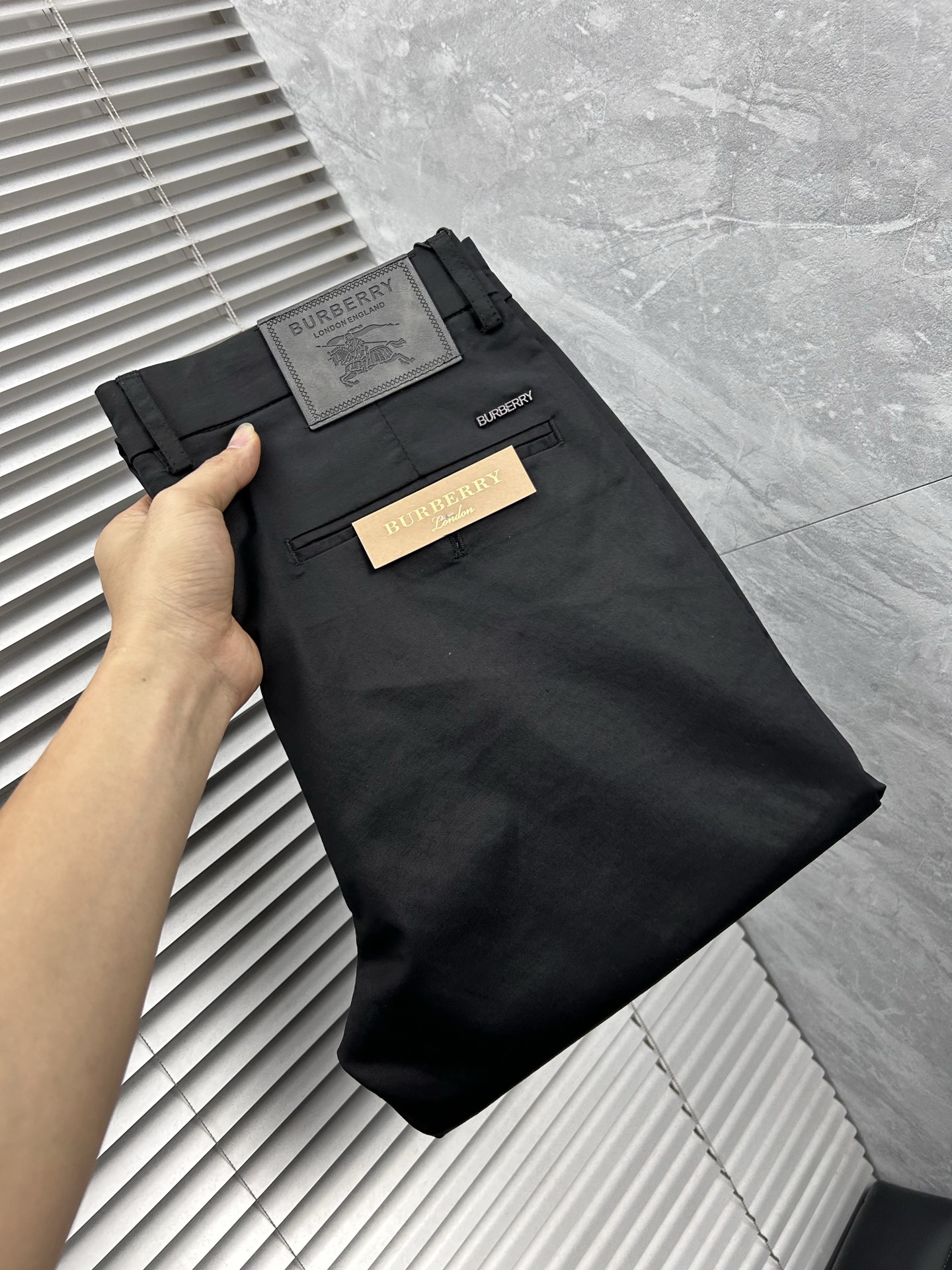 巴宝‘’休闲裤 西裤2025SS秋冬新款 高级定制裤子专用面料 定制原版五金 重工工艺打造 车工走线精细