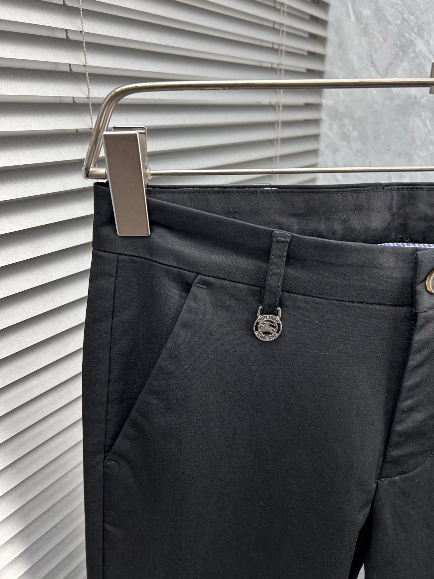 巴宝‘’休闲裤 西裤2025SS秋冬新款 高级定制裤子专用面料 定制原版五金 重工工艺打造 车工走线精细