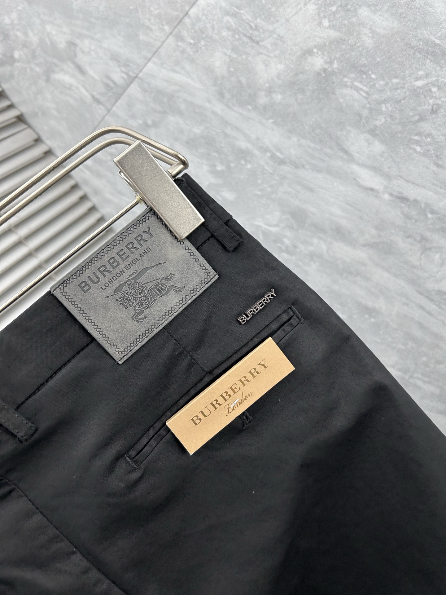 巴宝‘’休闲裤 西裤2025SS秋冬新款 高级定制裤子专用面料 定制原版五金 重工工艺打造 车工走线精细