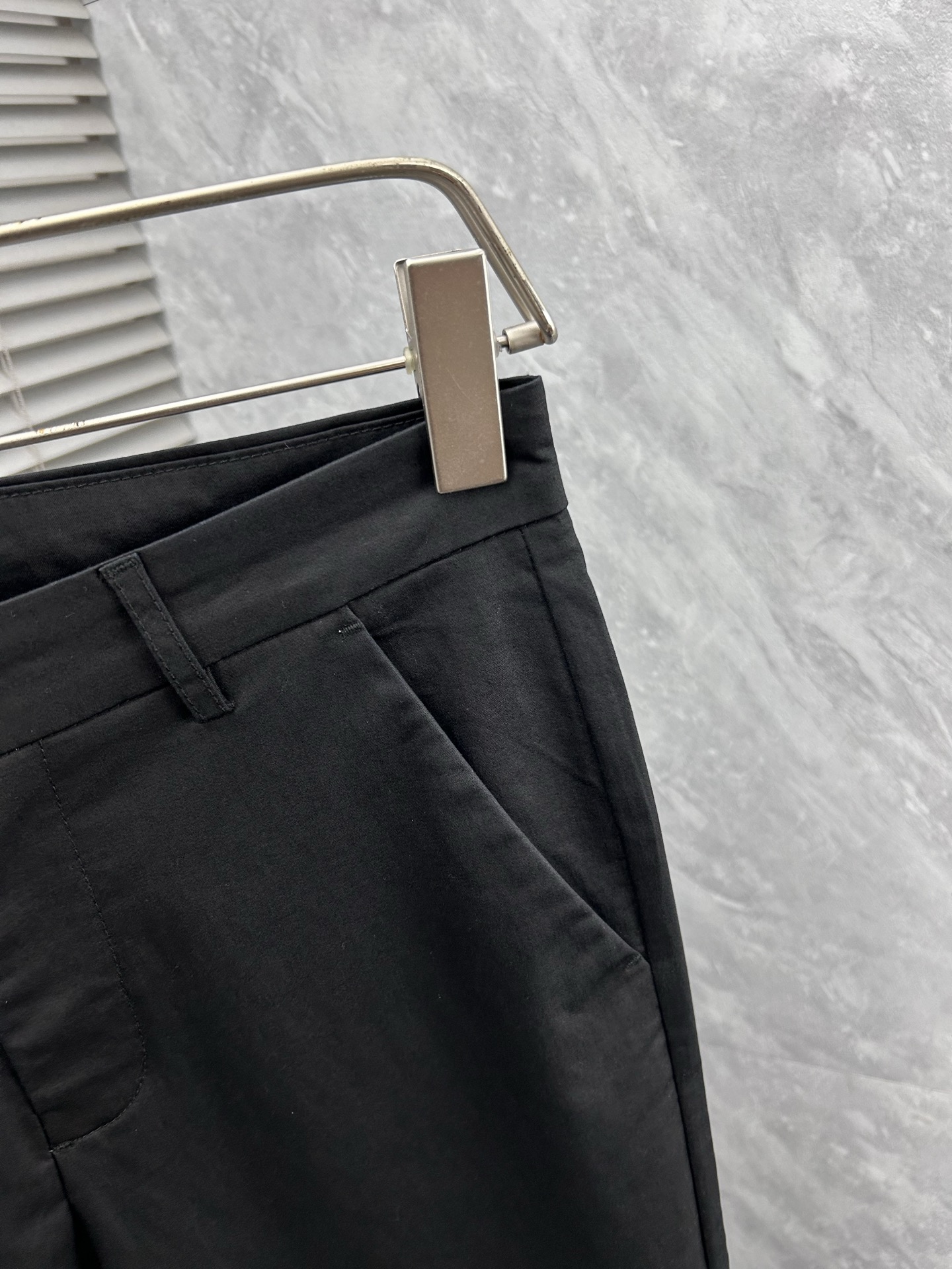 巴宝‘’休闲裤 西裤2025SS秋冬新款 高级定制裤子专用面料 定制原版五金 重工工艺打造 车工走线精细