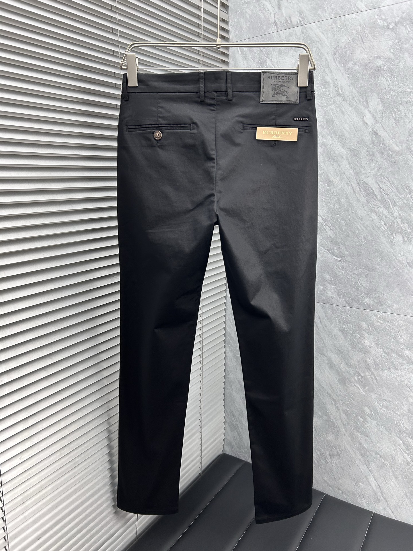 巴宝‘’休闲裤 西裤2025SS秋冬新款 高级定制裤子专用面料 定制原版五金 重工工艺打造 车工走线精细