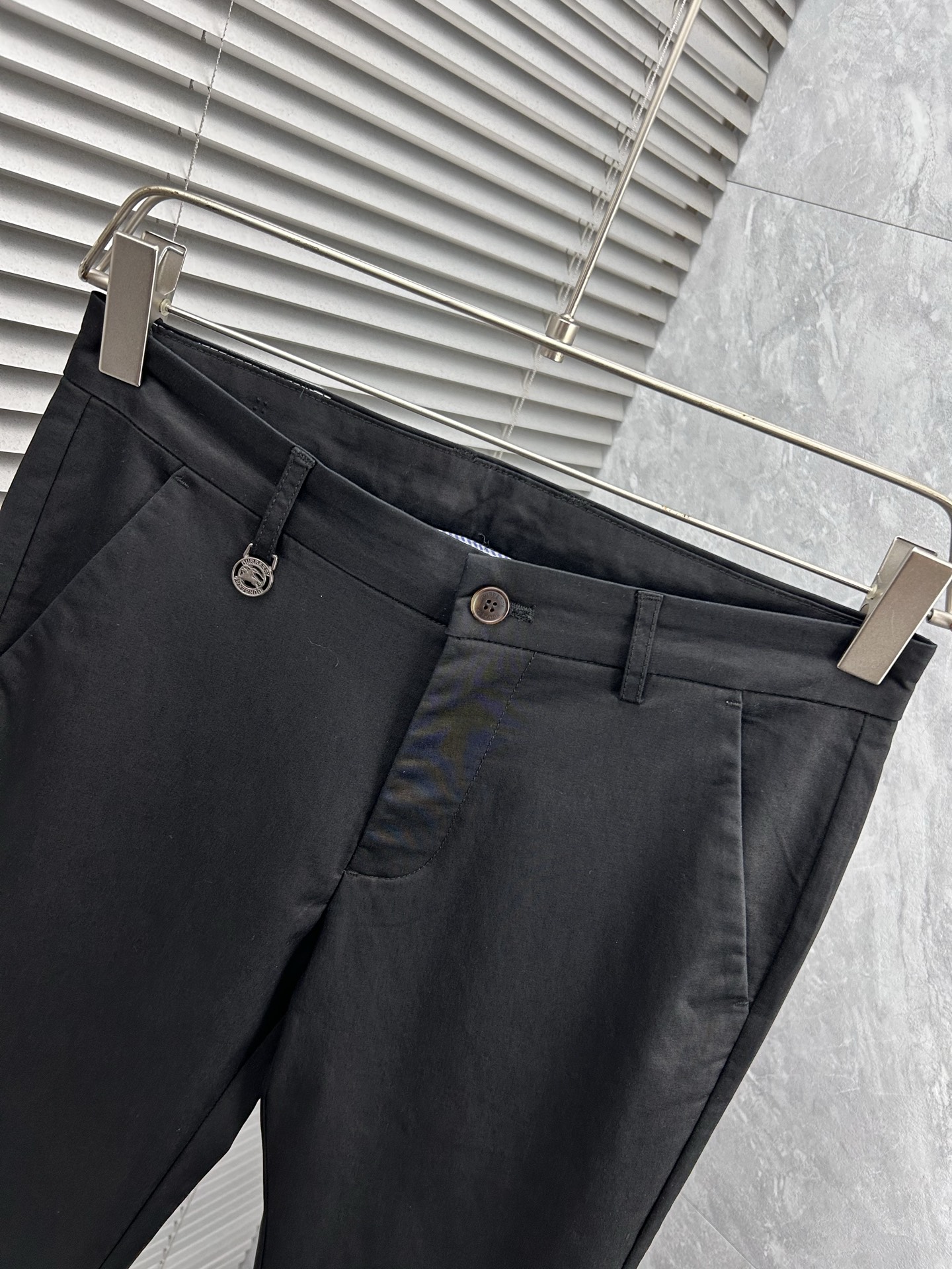 巴宝‘’休闲裤 西裤2025SS秋冬新款 高级定制裤子专用面料 定制原版五金 重工工艺打造 车工走线精细