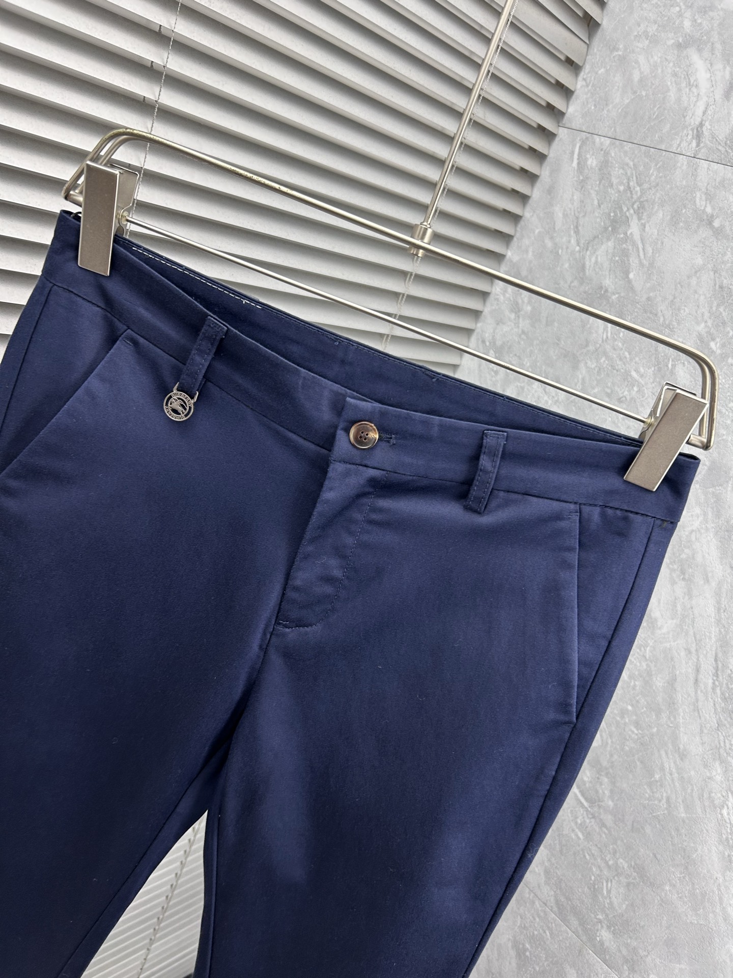 巴宝‘’休闲裤 西裤2025SS秋冬新款 高级定制裤子专用面料 定制原版五金 重工工艺打造 车工走线精细