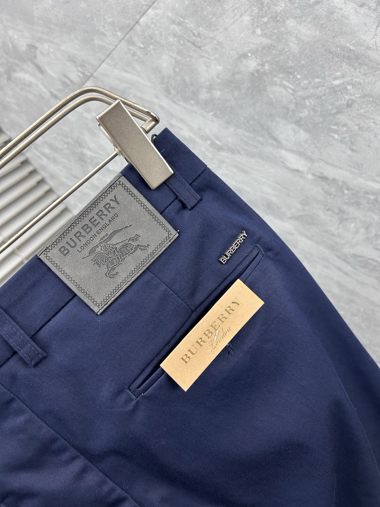 巴宝‘’休闲裤 西裤2025SS秋冬新款 高级定制裤子专用面料 定制原版五金 重工工艺打造 车工走线精细