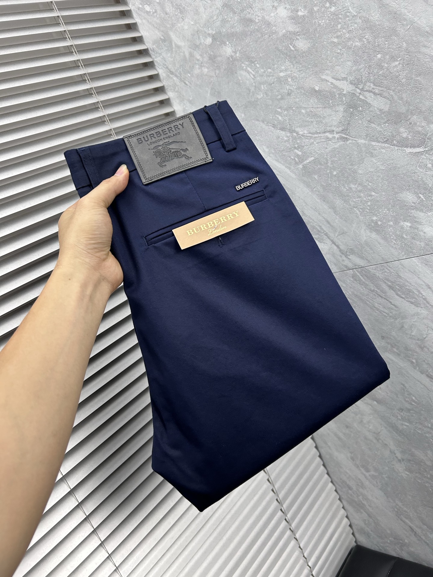 巴宝‘’休闲裤 西裤2025SS秋冬新款 高级定制裤子专用面料 定制原版五金 重工工艺打造 车工走线精细