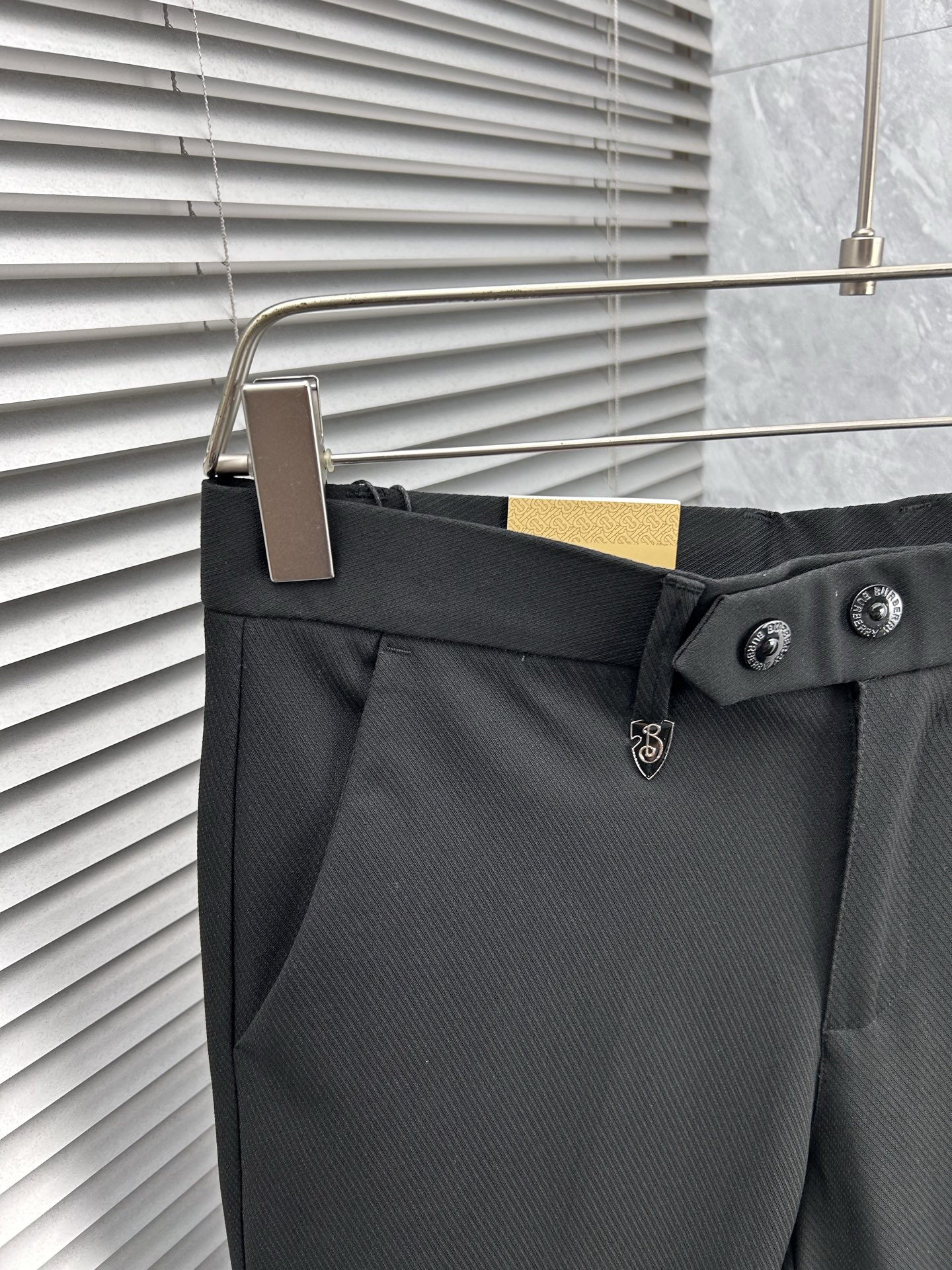 巴宝‘’休闲裤 西裤2025SS秋冬新款 高级定制裤子专用面料 定制原版五金 重工工艺打造 车工走线精细